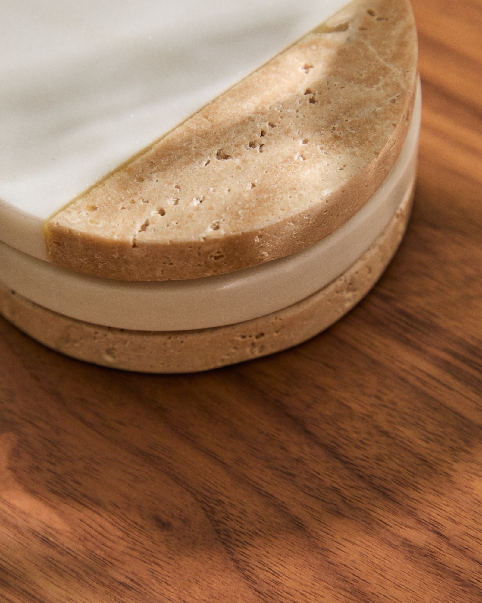 Набор из 4 подставок под кружки Nivol из белого мрамора и травертина La Forma (ex Julia Grup)