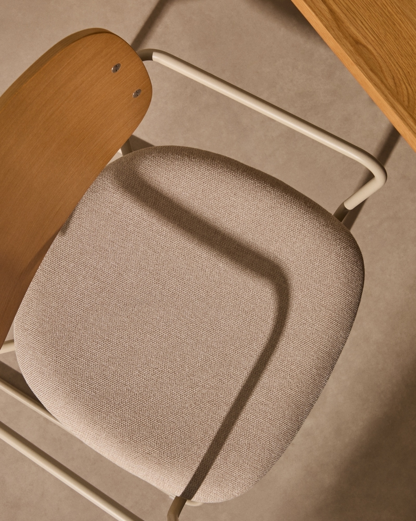 Стул Meli с подлокотниками с сиденьем из бежевого шенилла и бежевыми металлическими ножками La Forma (ex Julia Grup)