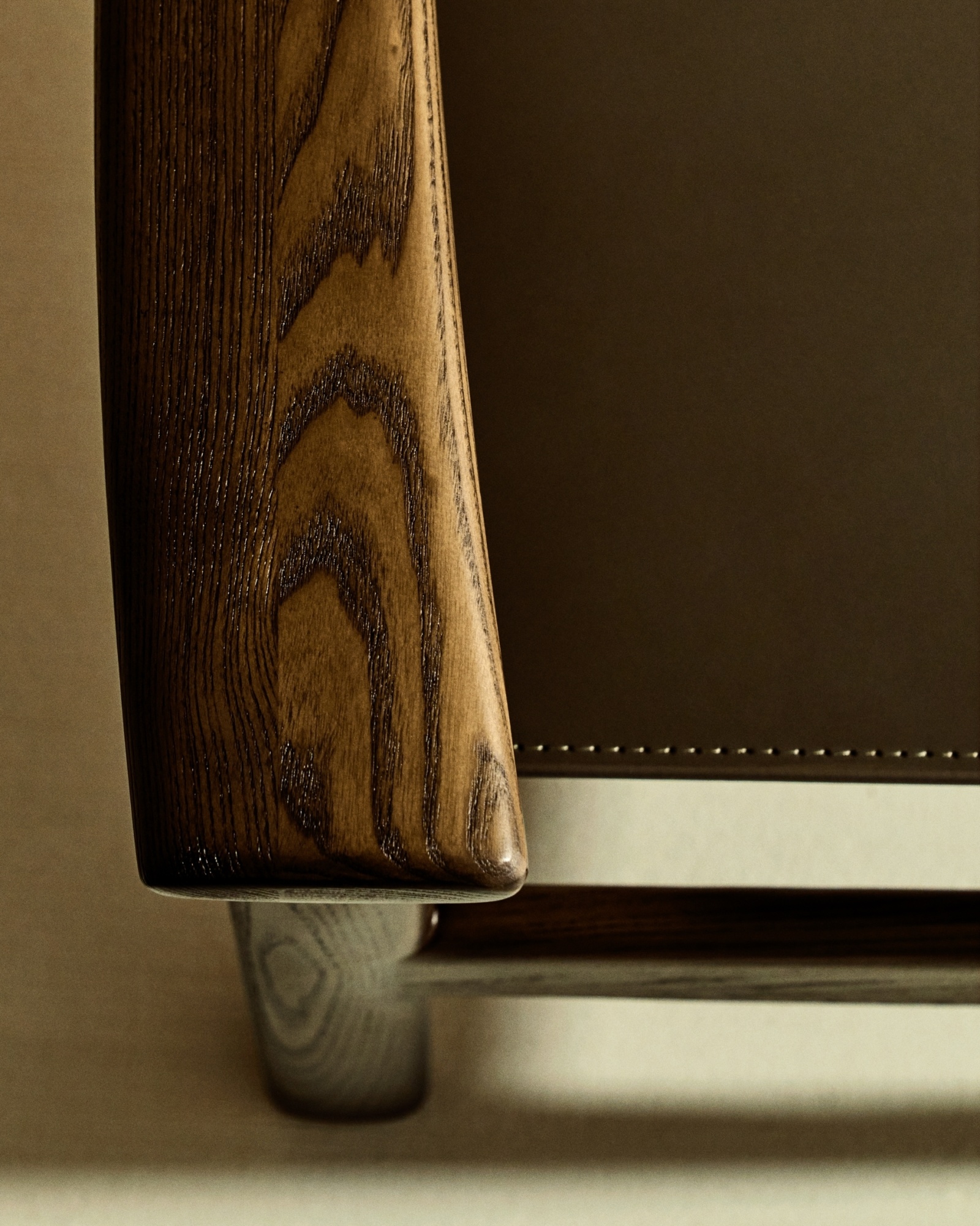 Стул Jan из переработанной кожи темно-коричневого цвета и ясеня в ореховом цвете La Forma (ex Julia Grup)