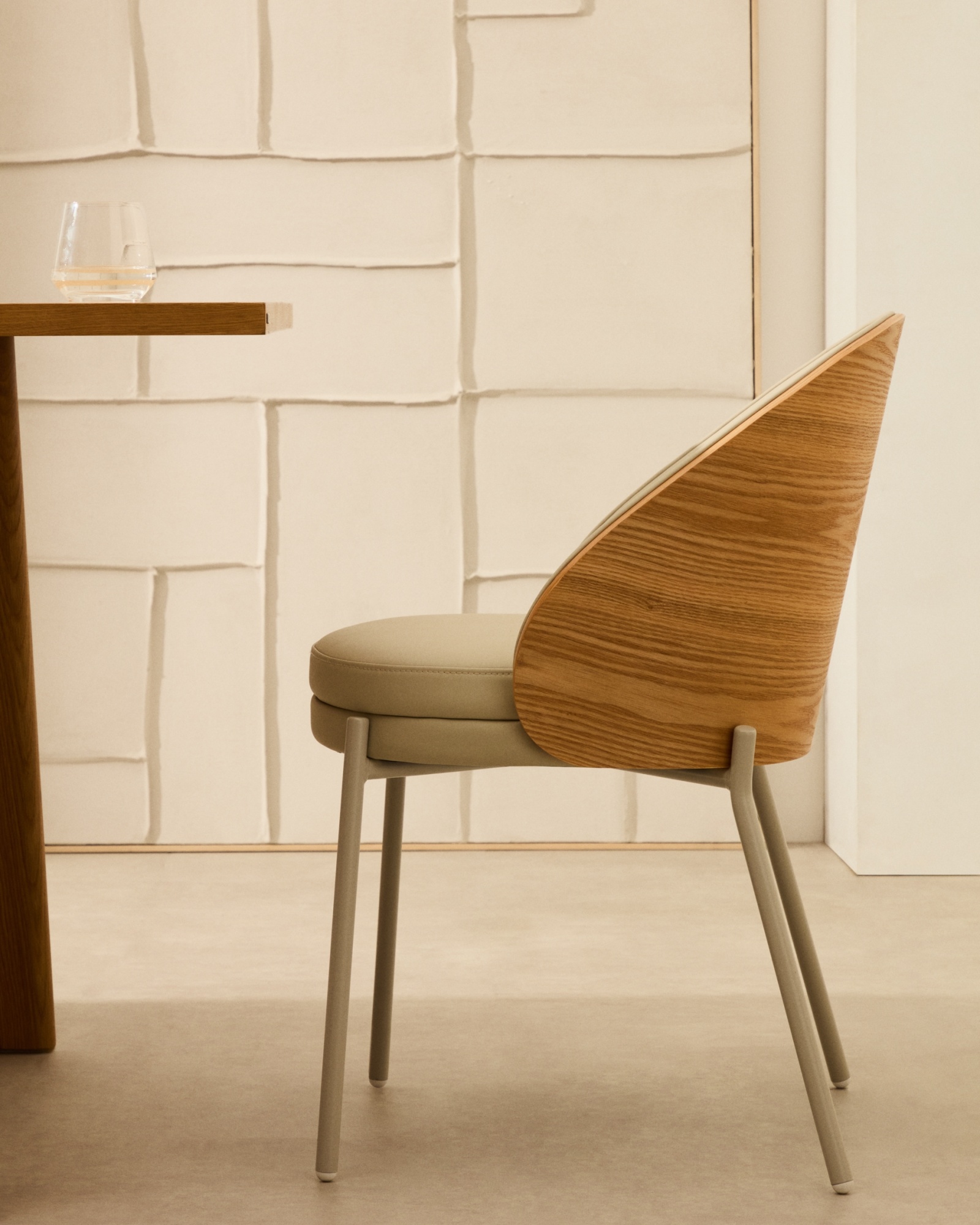 Стул Eamy из бежевой экокожи, ясеневого шпона с натуральной отделкой и бежевого металла La Forma (ex Julia Grup)