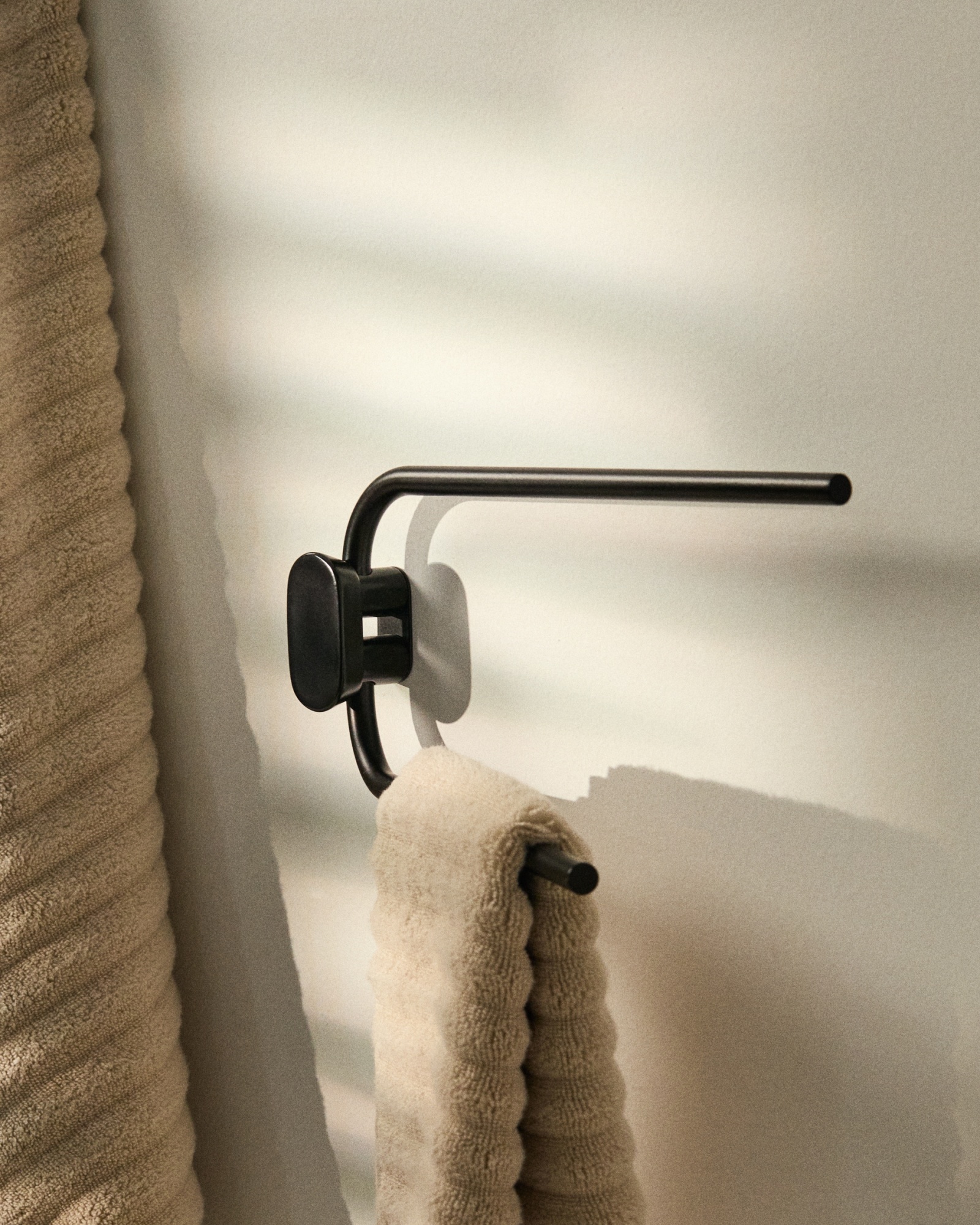 Вешалка для полотенец Arely из черного металла La Forma (ex Julia Grup)