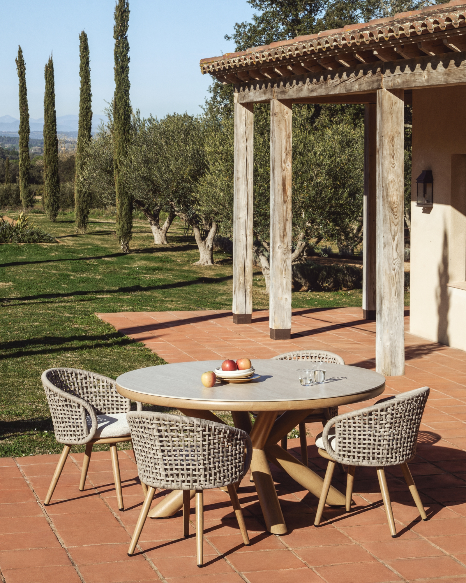 Уличный стол Mirtia из алюминия с отделкой под дерево и кремового спеченного камня 148 см La Forma 482309