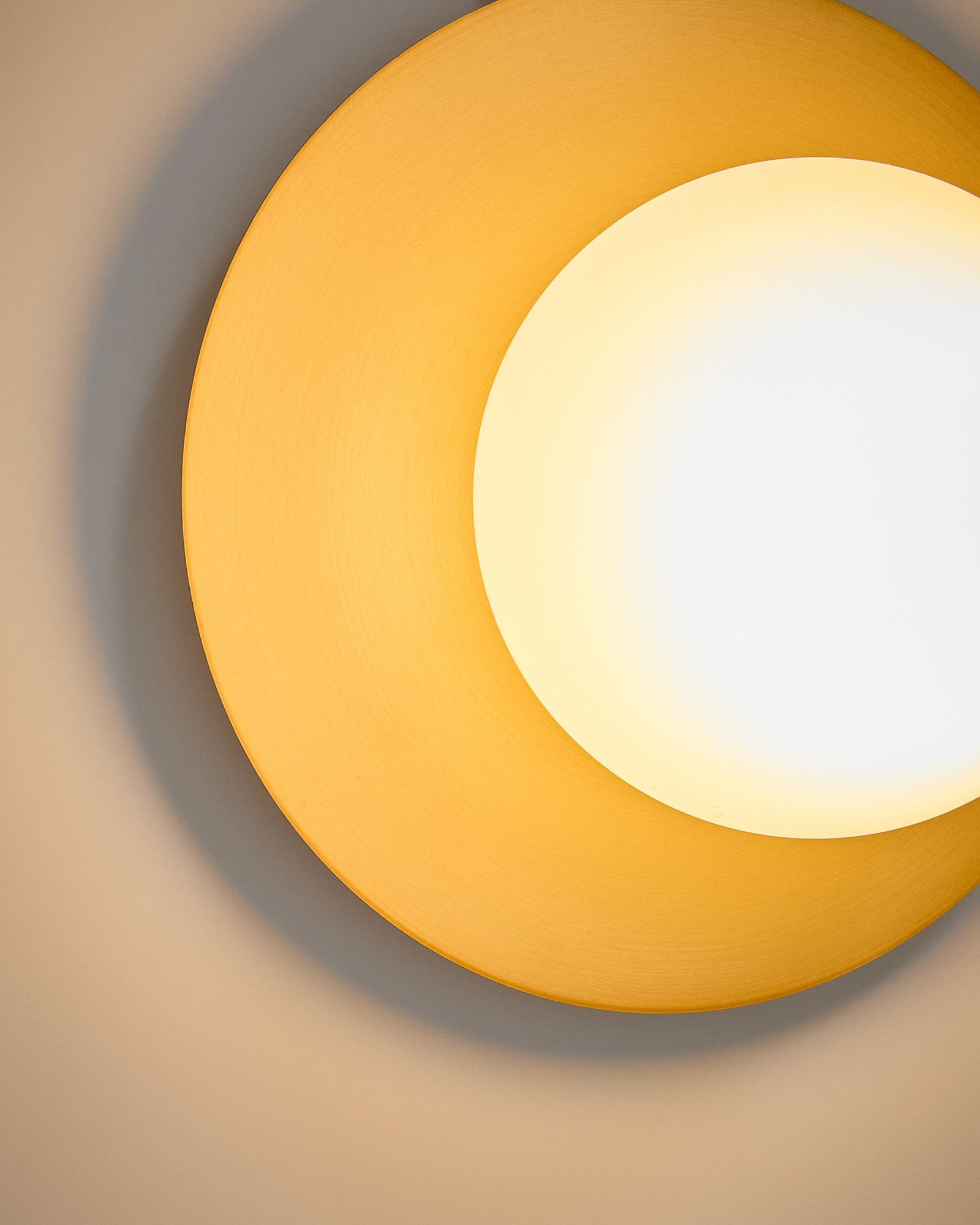 Настенный светильник Brisia из металла в матовой латунной отделке с плафоном Ø20 см La Forma 451077