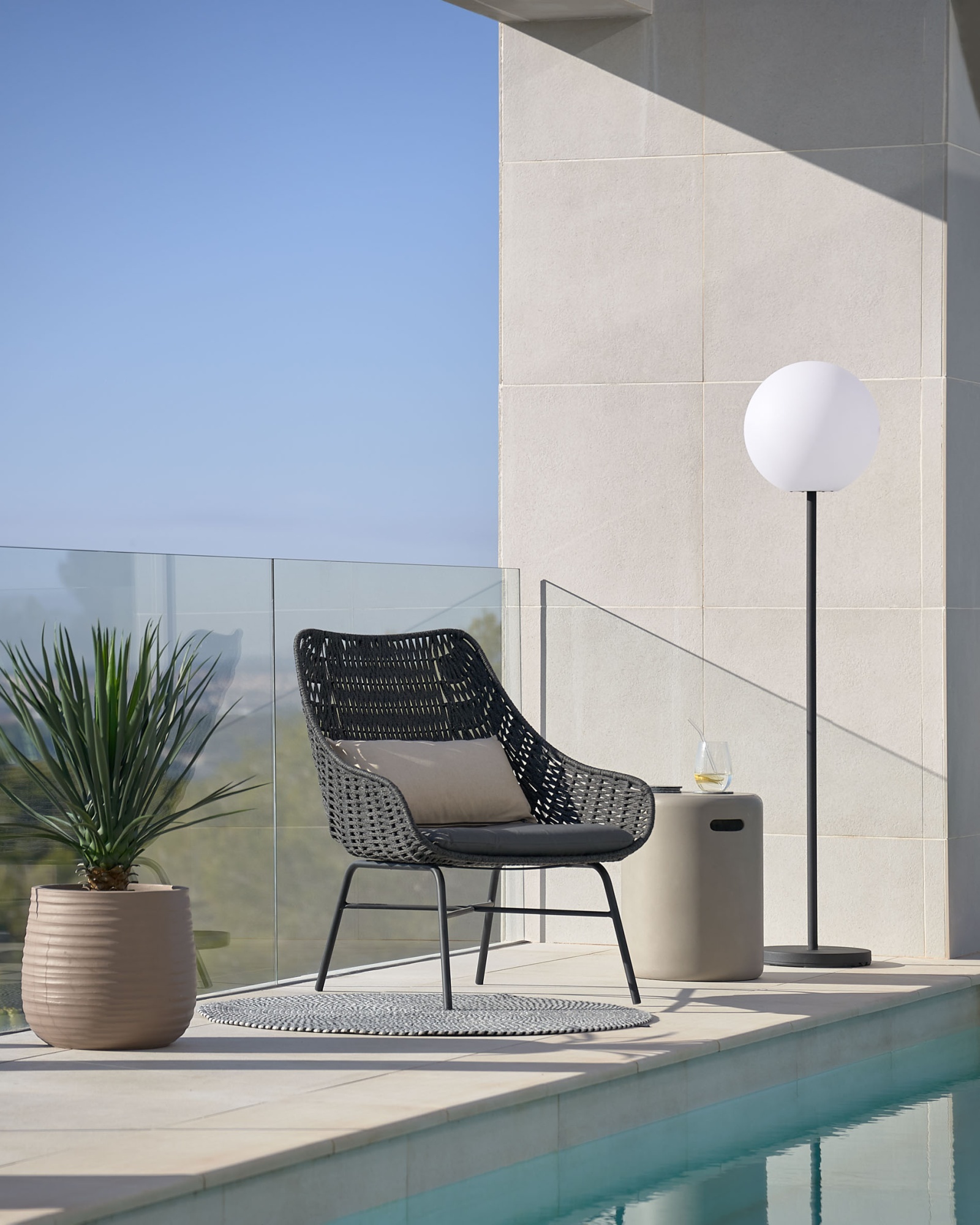 Веревочное кресло Abeli черного цвета La Forma (ex Julia Grup)