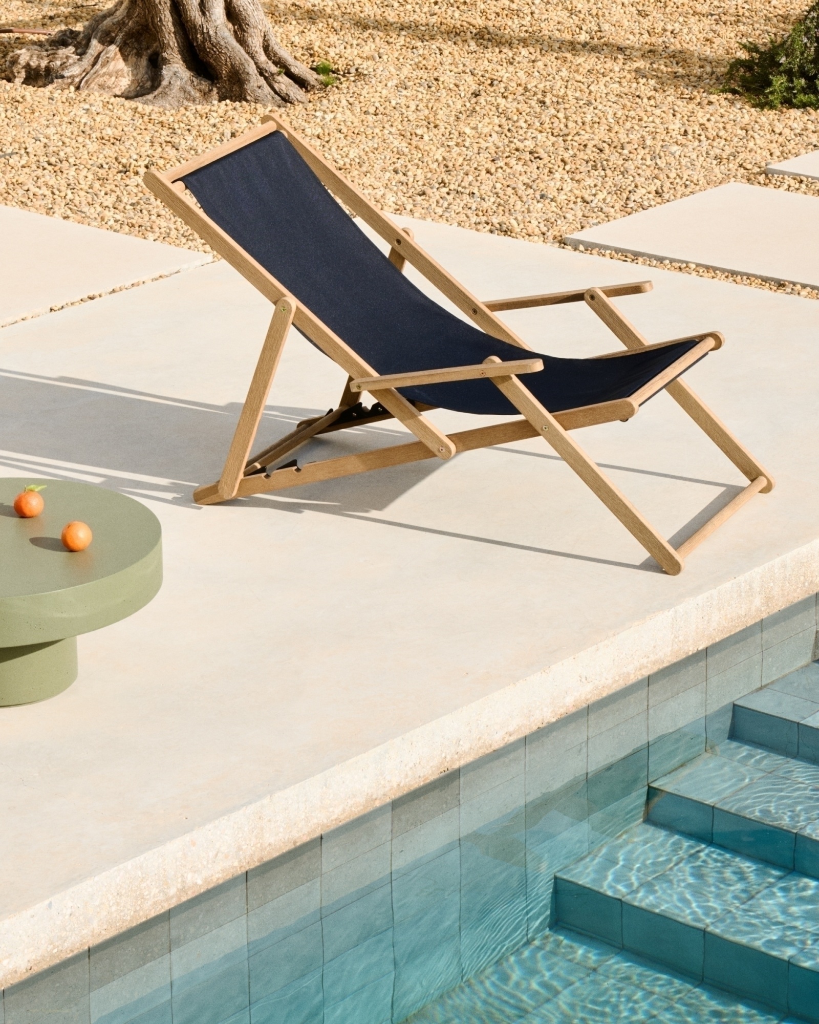 Складное кресло Vilara для улицы из акации и текстиля черного цвета La Forma (ex Julia Grup)