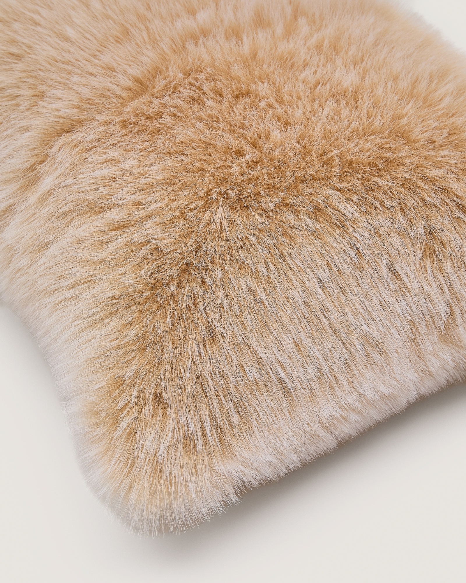 Чехол на подушку из искусственного меха Lisara цвета экрю 40 x 60 см La Forma (ex Julia Grup)