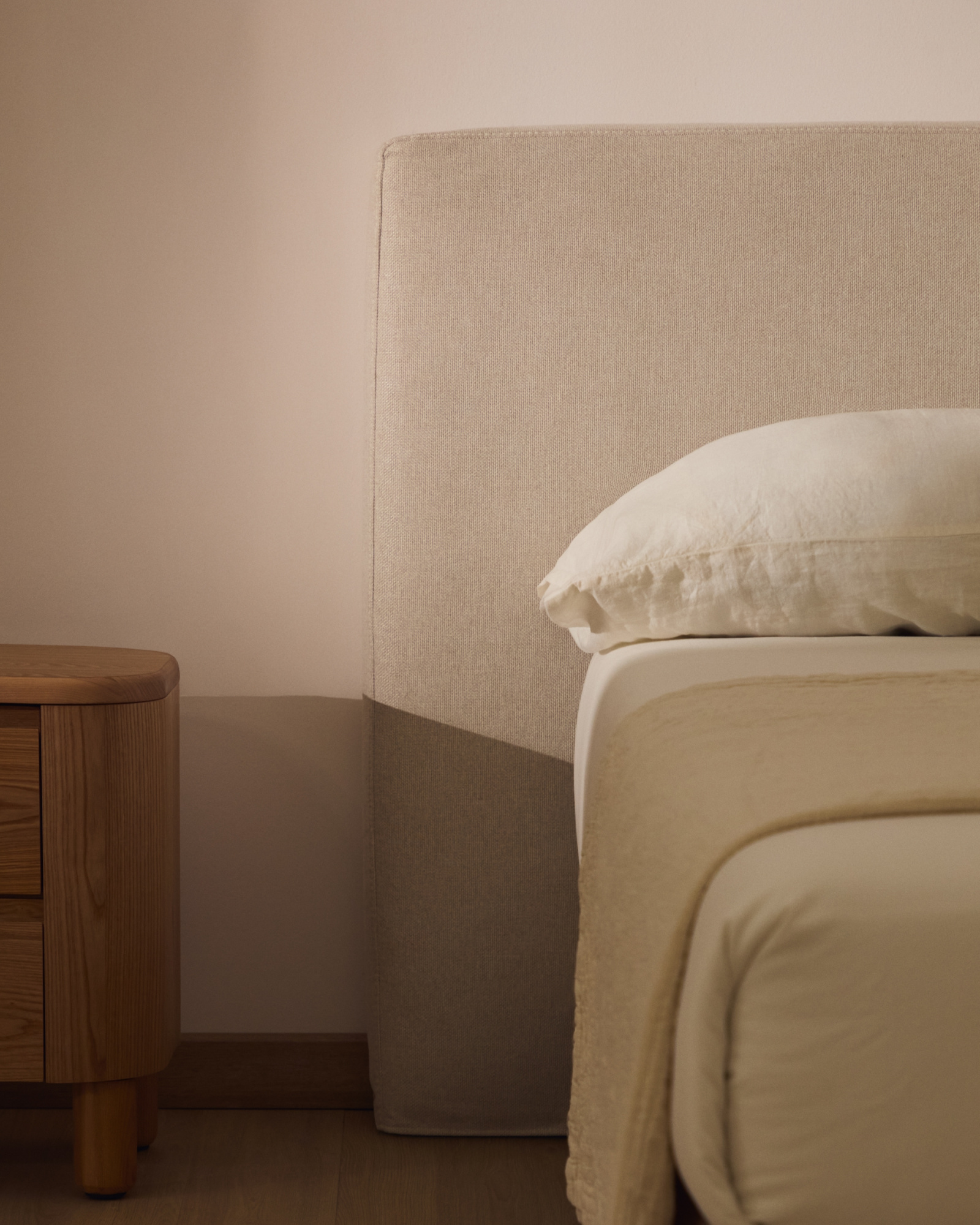 Изголовье Blok цвета экрю со съемным чехлом для кровати шириной до 180 см La Forma 469901