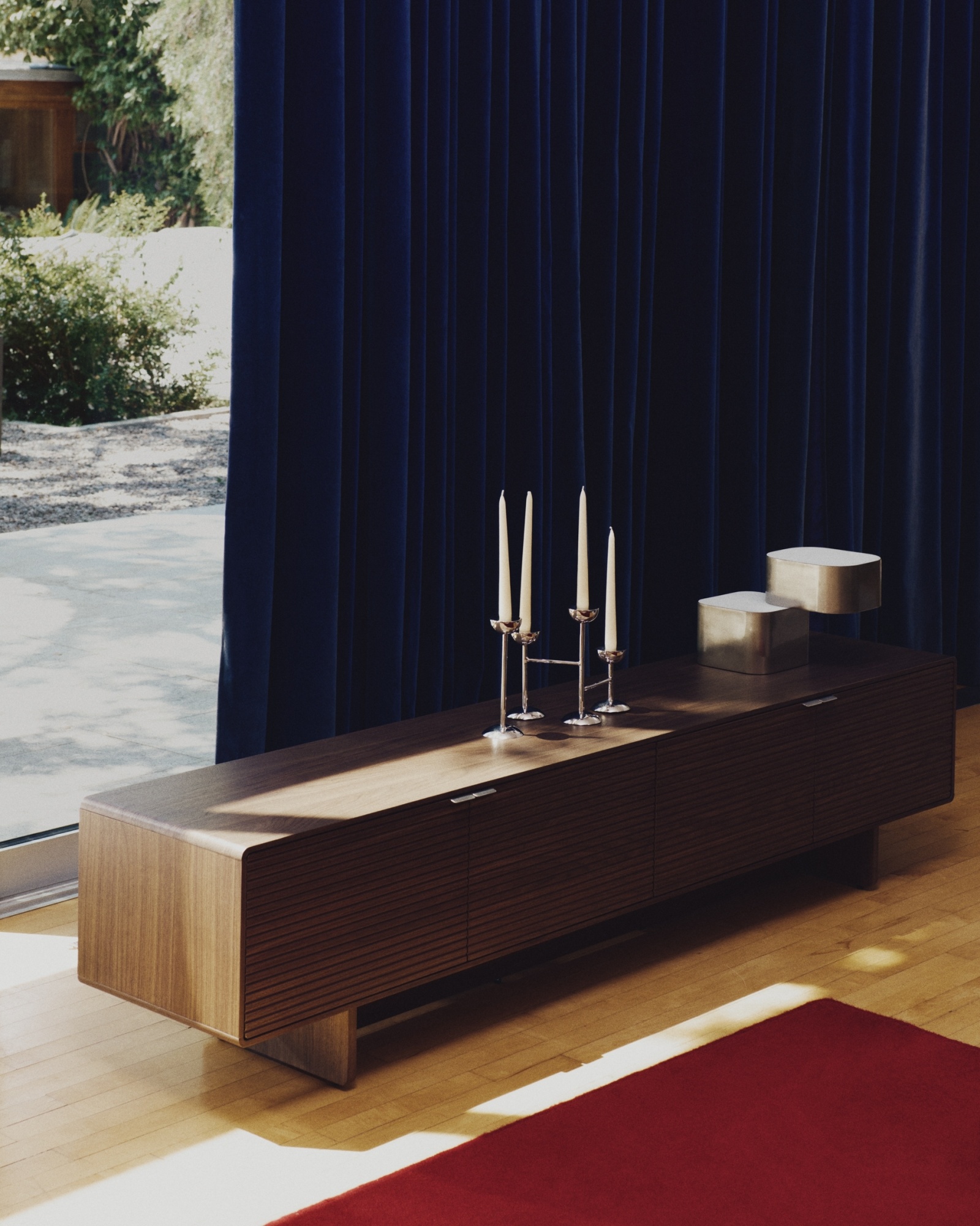 Тумба под ТВ Norlen с 4 дверцами из шпона ореха 200 x 46 см La Forma (ex Julia Grup)