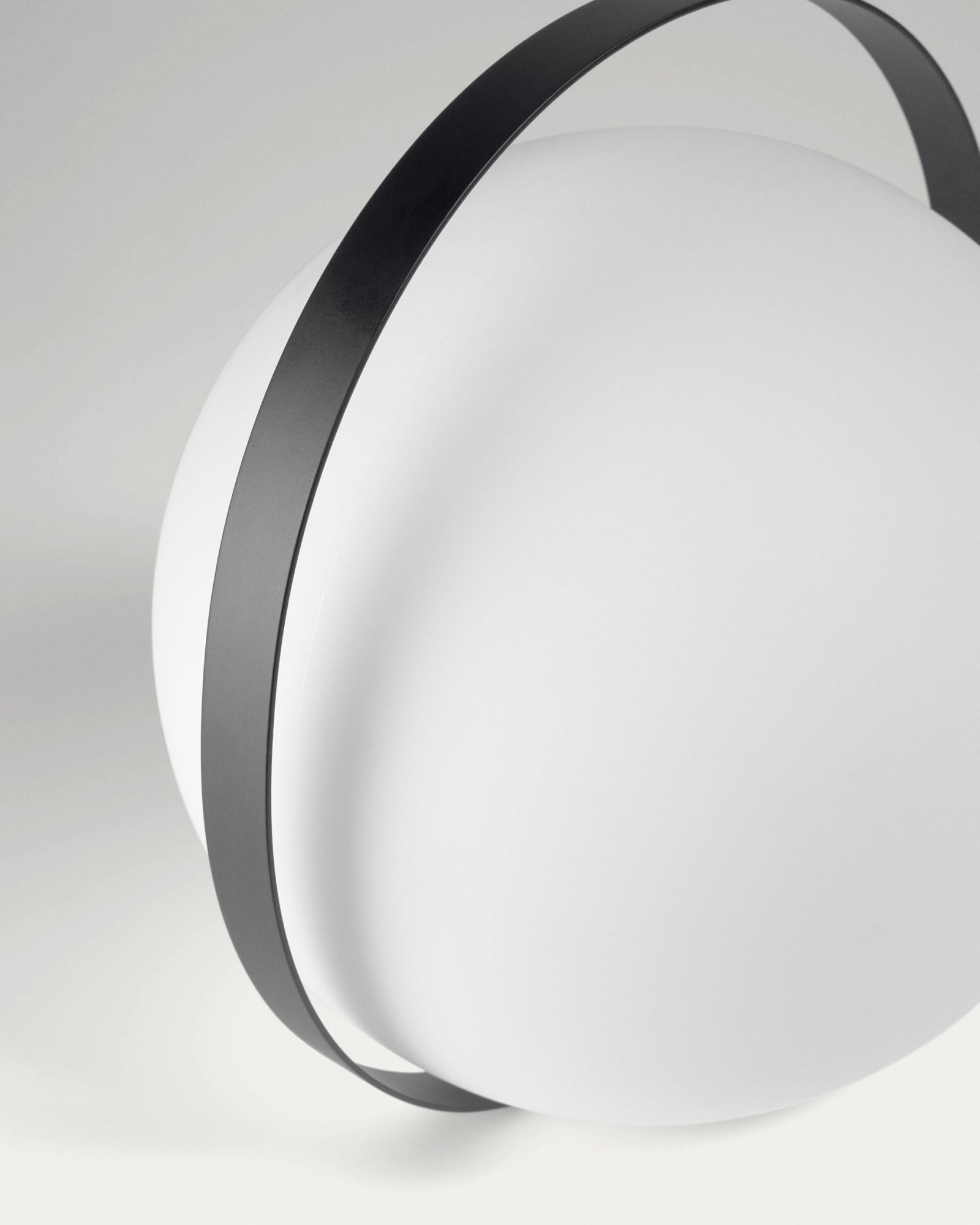 Настольная лампа Lape с черным стальным шлейфом La Forma (ex Julia Grup)