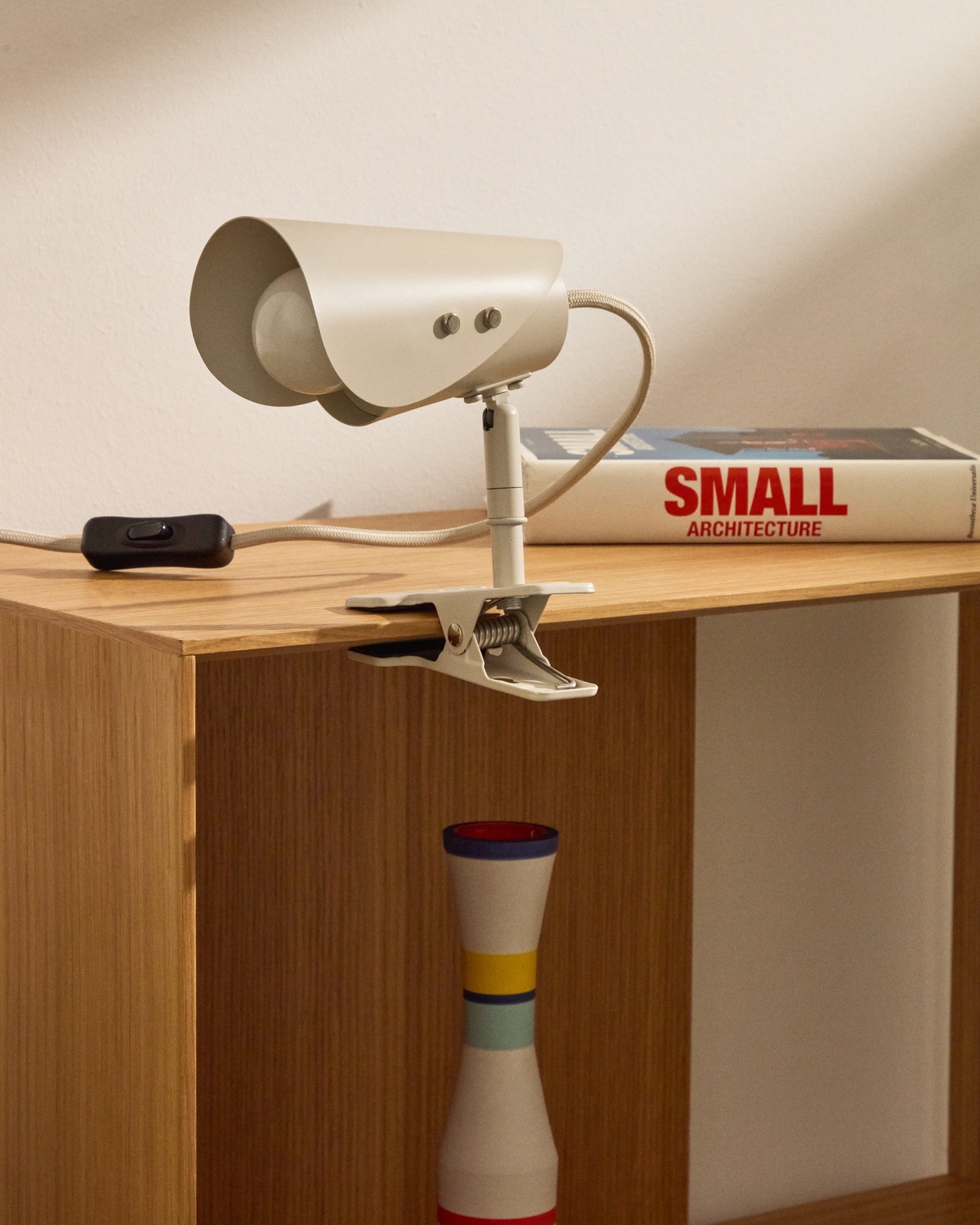 Маленькая настольная лампа Jula с зажимом из серого металла La Forma (ex Julia Grup)