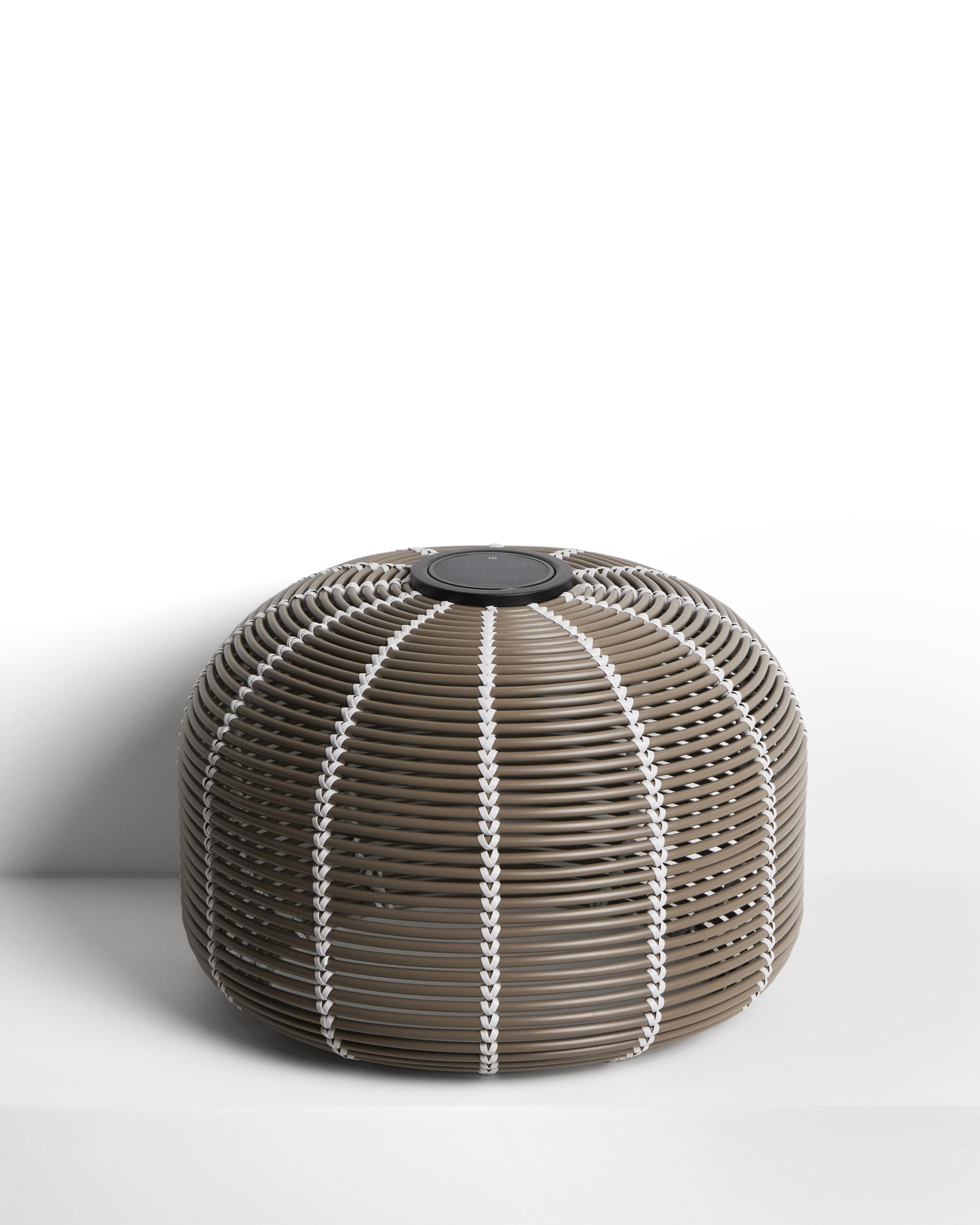 Уличный светильник Garoina солнечных батареях из искусственного ротанга цвета таупе 50 см La Forma 482594