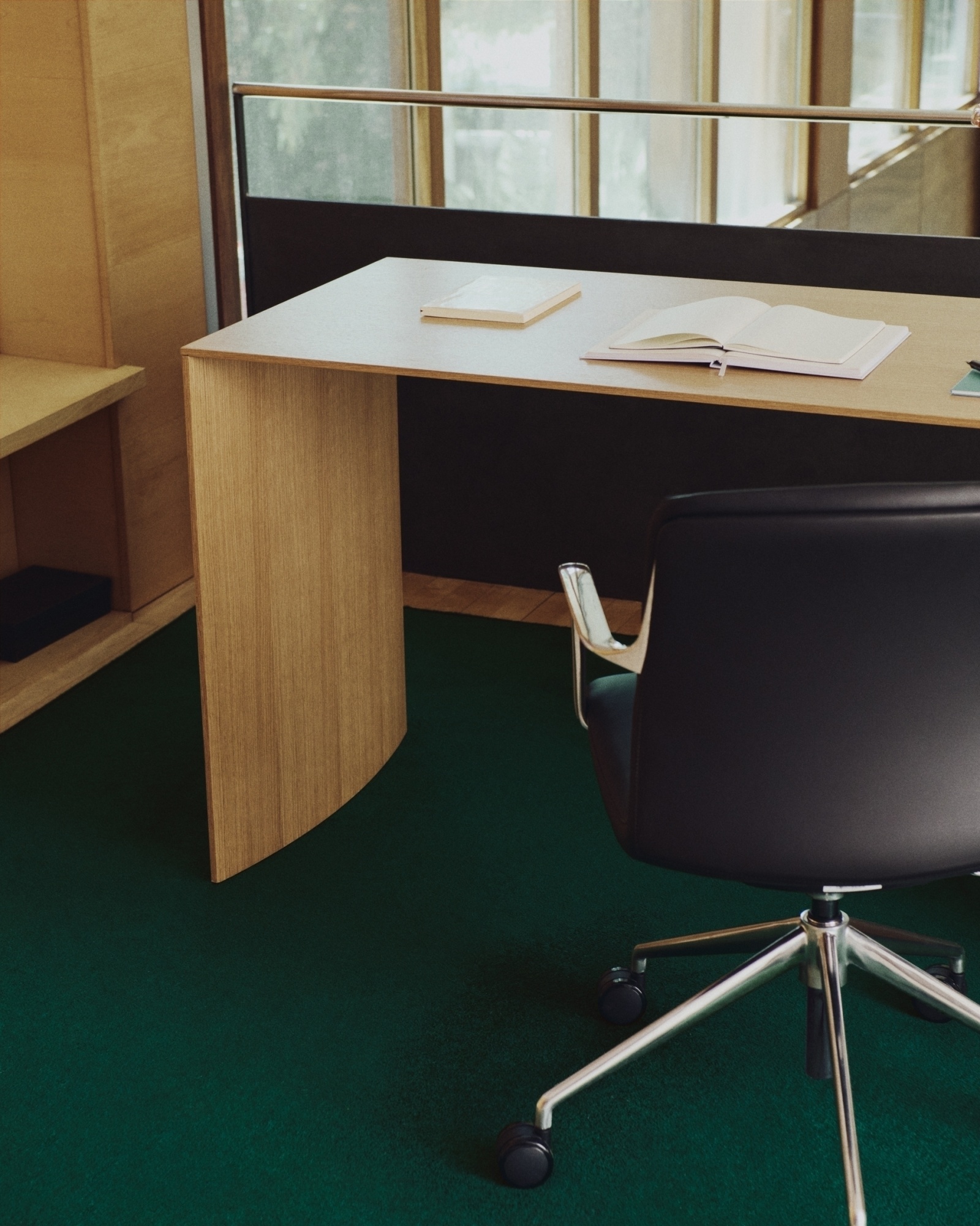 Письменный стол из дубового шпона Litto, 140 x 60 см La Forma (ex Julia Grup)