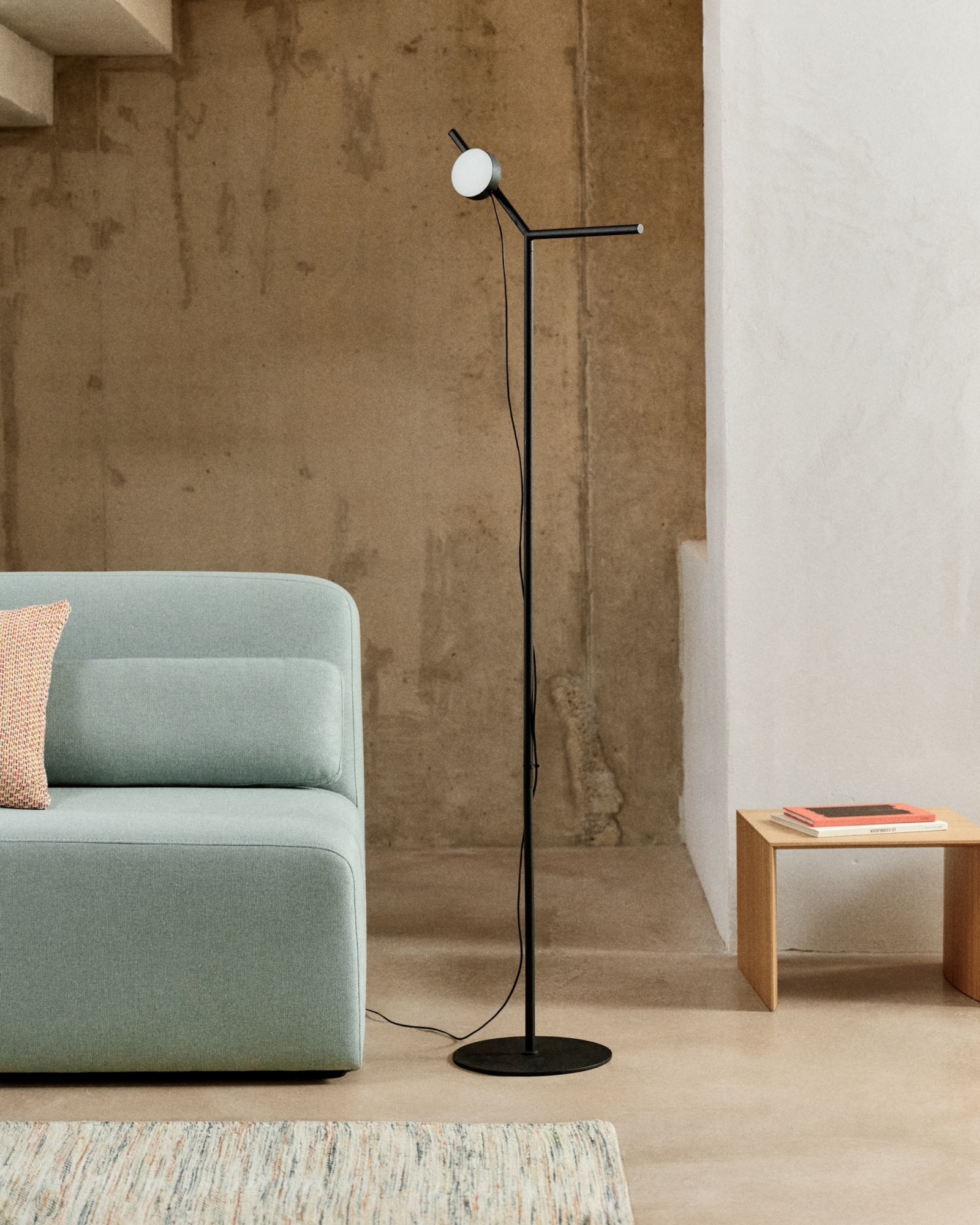Напольный светильник Orey из черного металла с многопозиционным точечным светильником La Forma (ex Julia Grup)