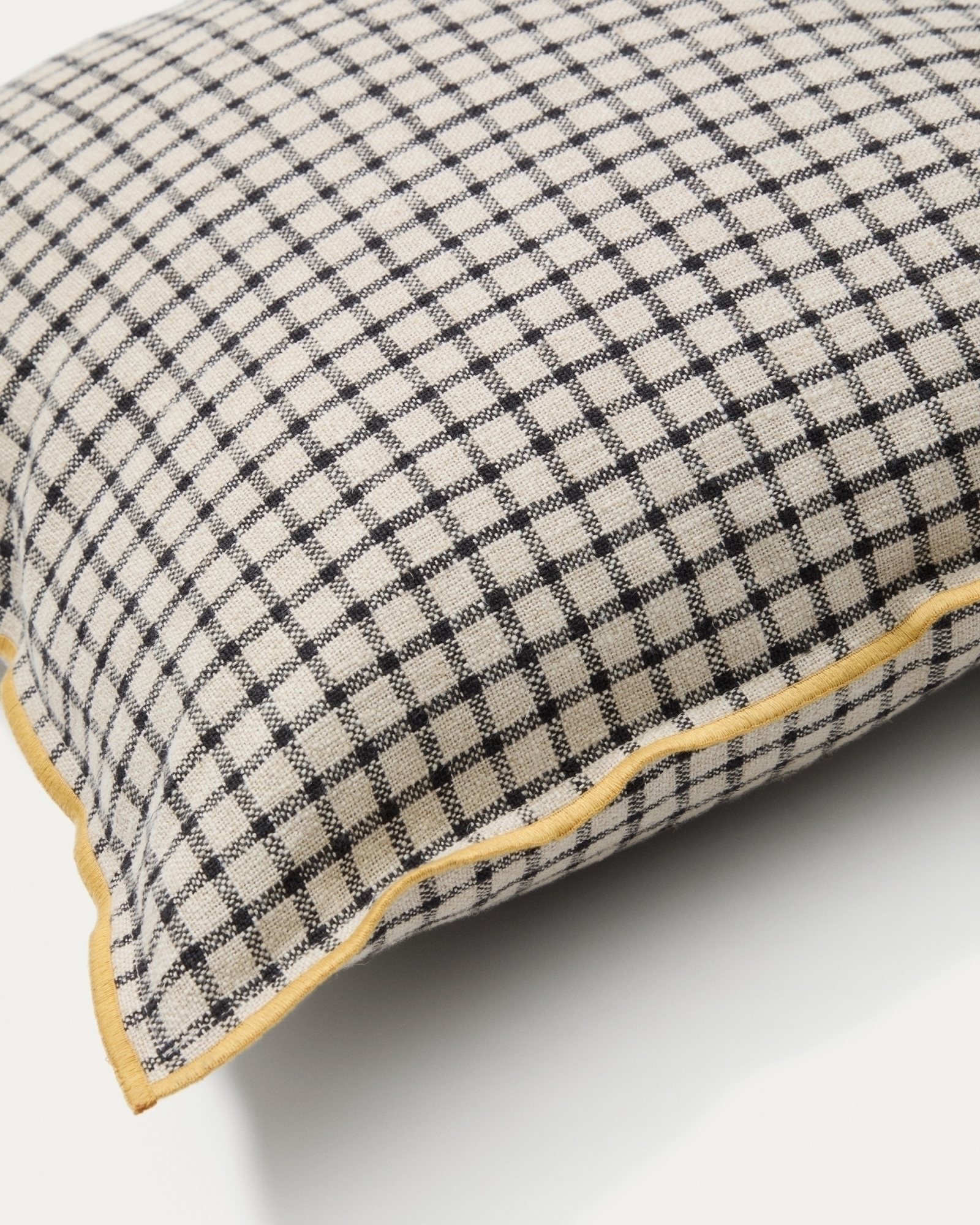 Чехол для подушки Airi в бежевую клетку с желтой окантовкой 45 x 45 см La Forma (ex Julia Grup)