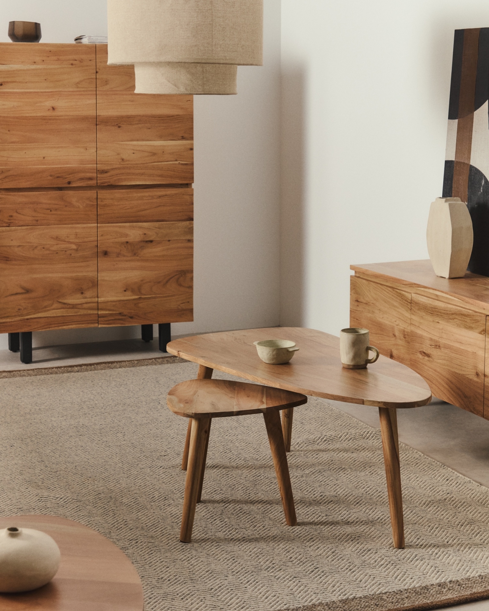 Журнальный столик Duvani из массива акации с выбеленной отделкой Ø110 x 60 La Forma (ex Julia Grup)