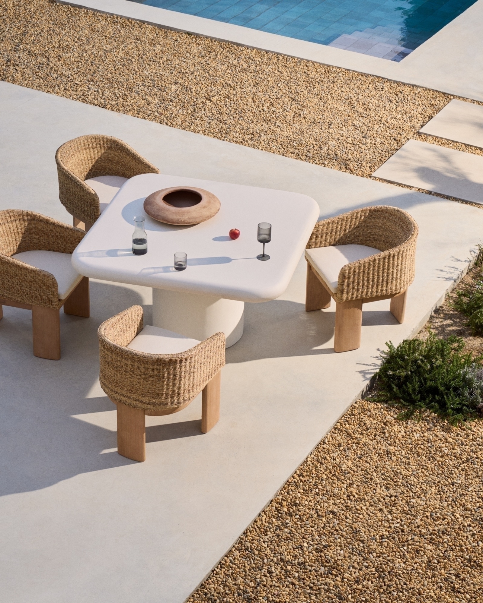 Уличный стол Addaia цемент, белый 135 x 135 см La Forma (ex Julia Grup)