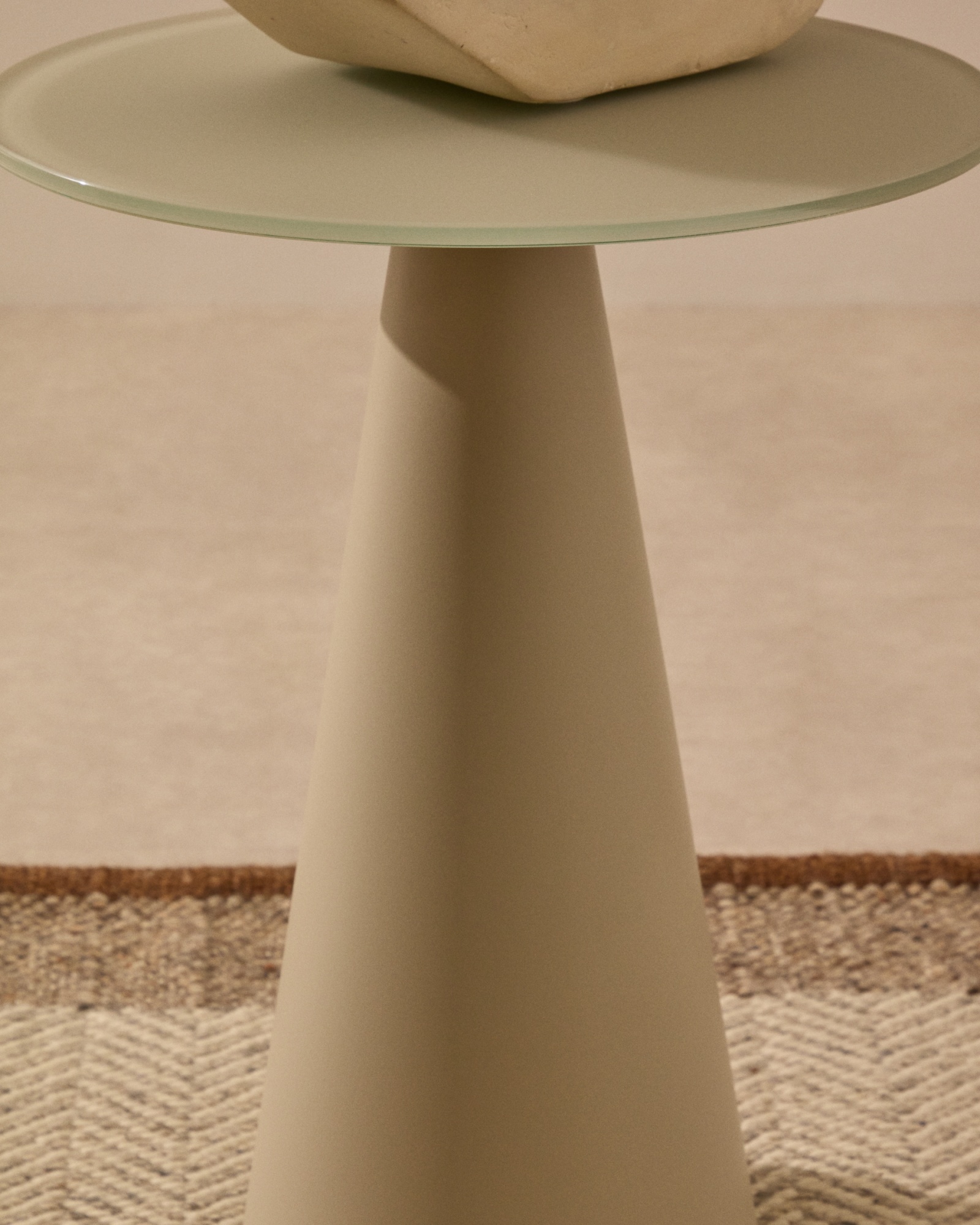 Журнальный столик Wilshire из матового стекла и стали матово-серый Ø35 см La Forma (ex Julia Grup)