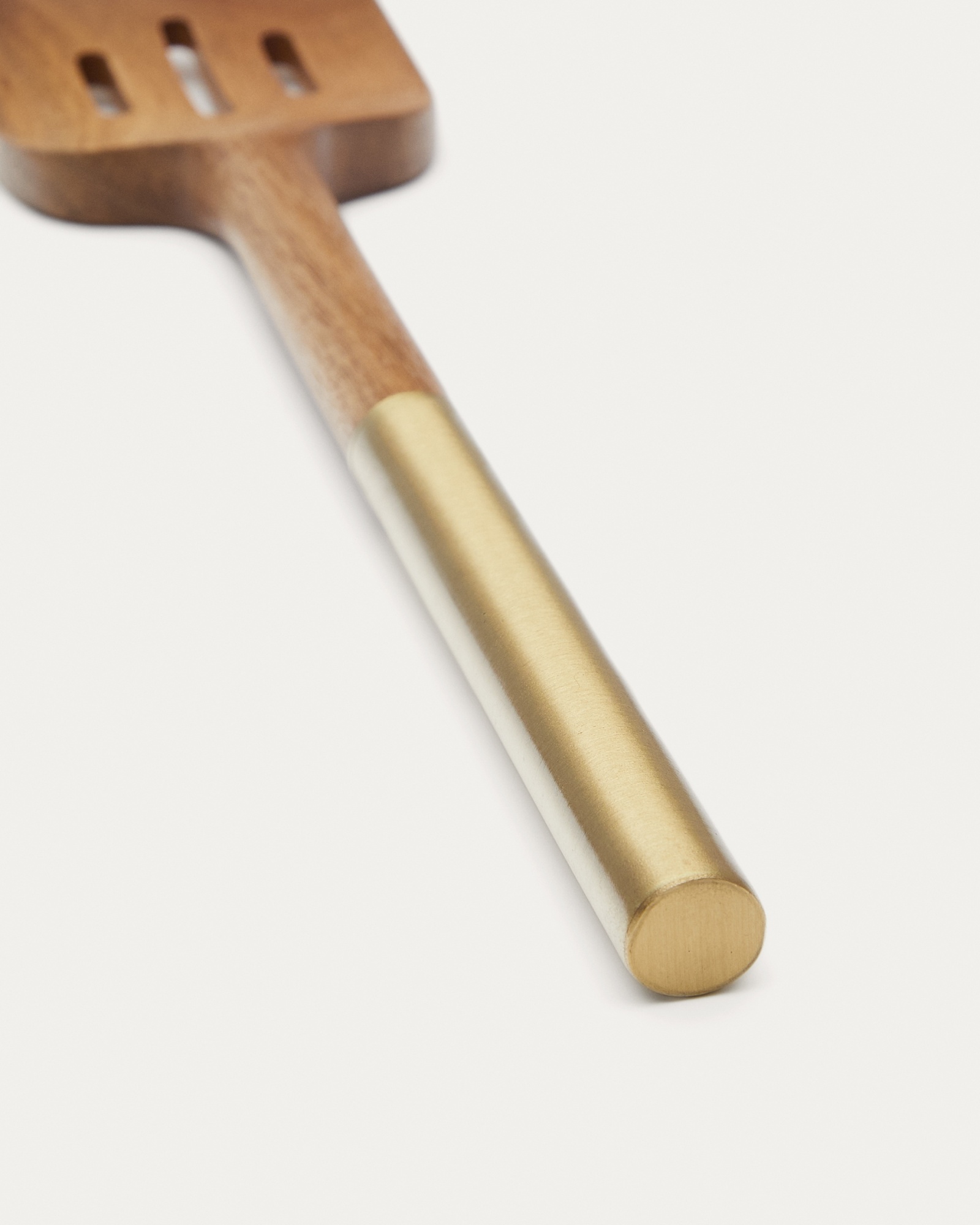 Лопатка Sataya с отверстиями, изготовленная из 100% древесины акации FSC La Forma (ex Julia Grup)