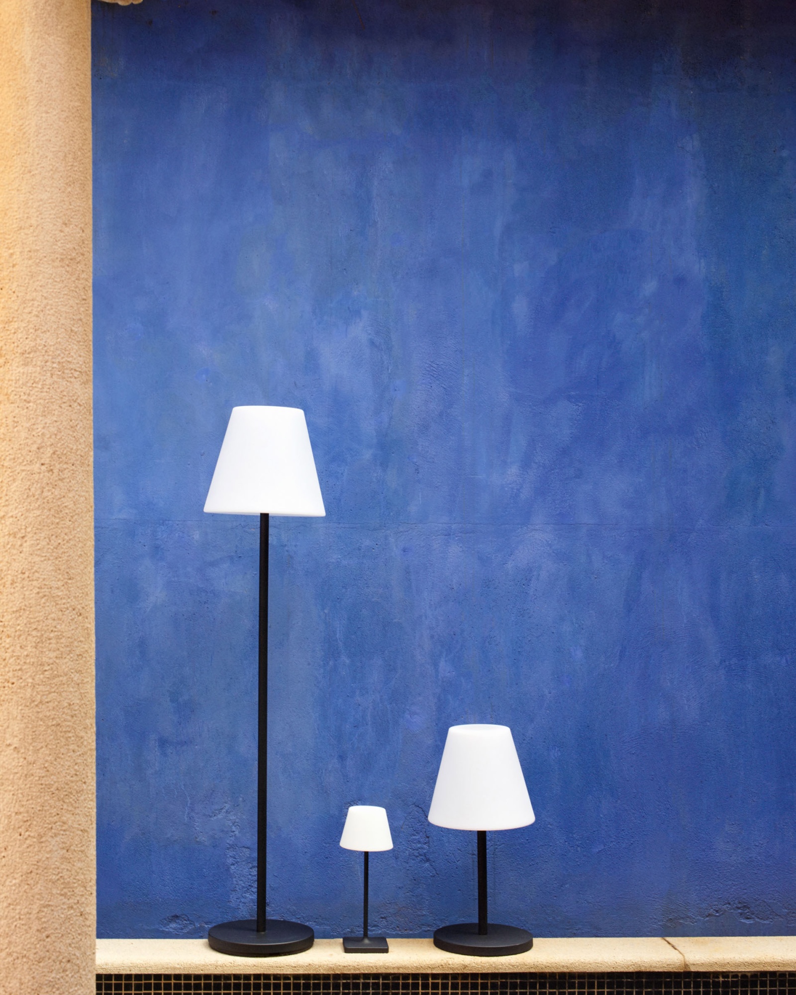 Уличная переносная настольная лампа Aluney черного цвета La Forma (ex Julia Grup)