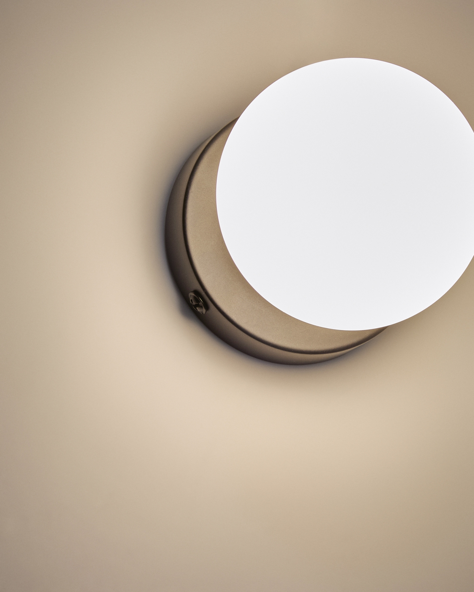 Настенный светильник Brisia из черного металла со стеклянным шаром Ø8 см La Forma 459037