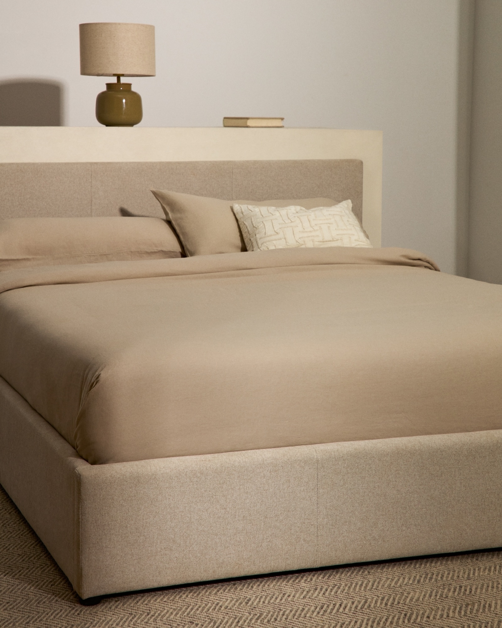 Кровать Nahiri бежевого цвета из шенилла с ящиком для хранения 150 x 200 см La Forma (ex Julia Grup)