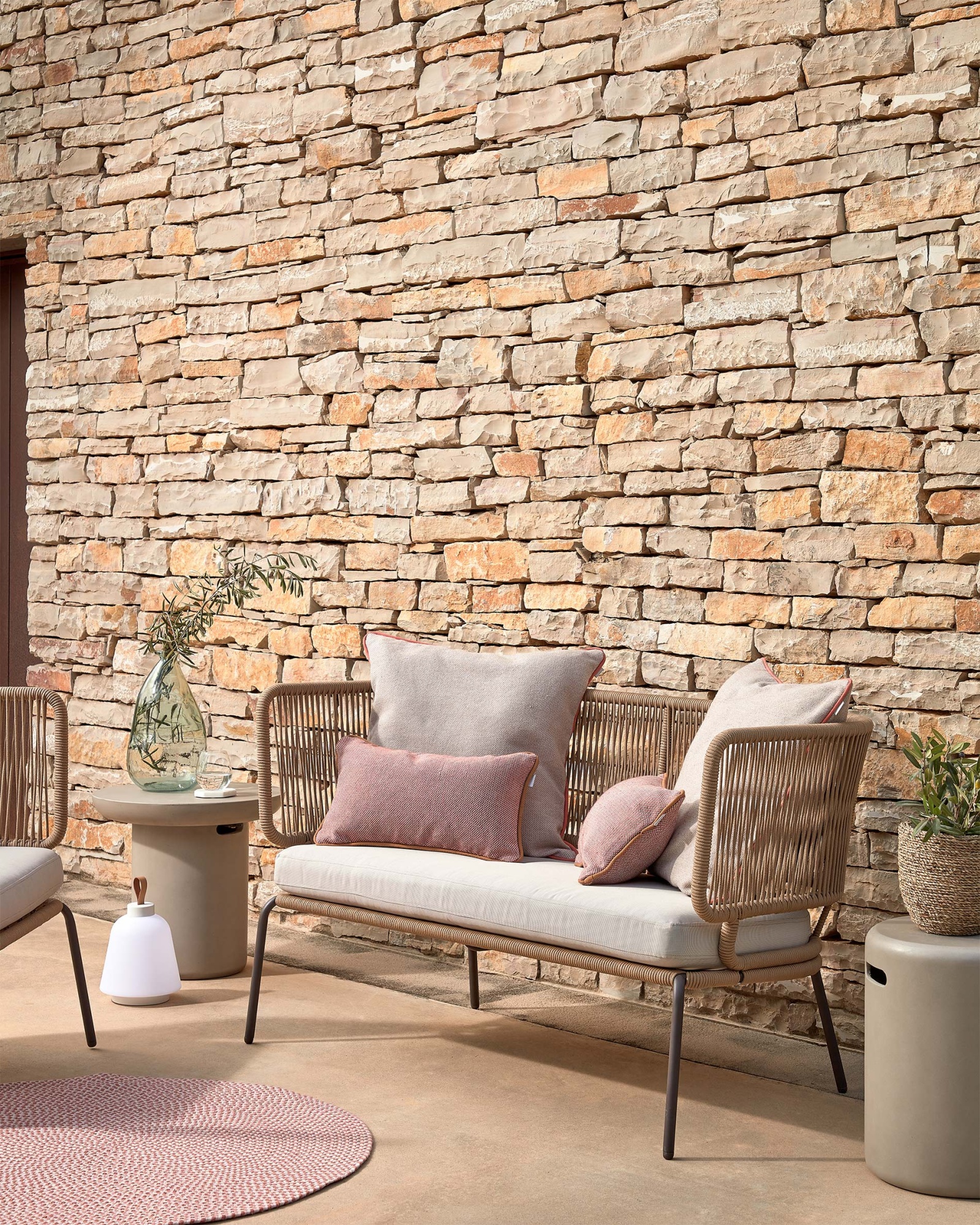 Двухместный диван Nadin из бежевого шнура с оцинкованной сталью La Forma (ex Julia Grup)