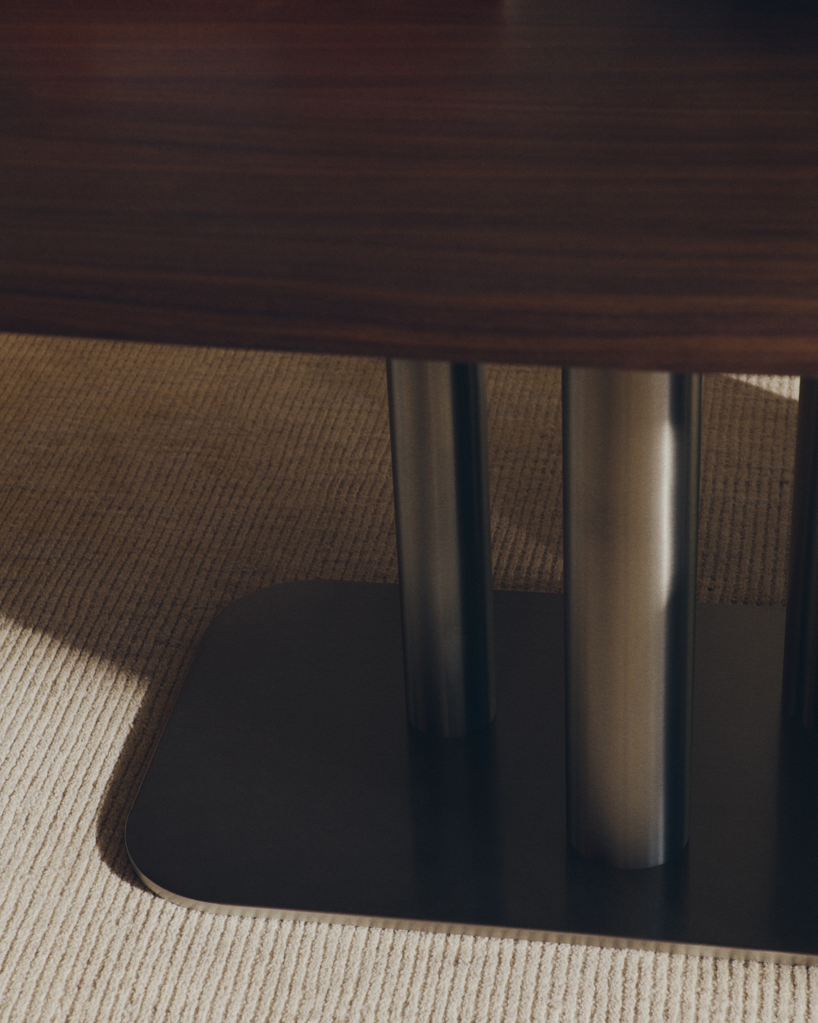 Стол Melvar из орехового шпона с основанием из матовой нержавеющей стали 220 x 110 La Forma (ex Julia Grup)