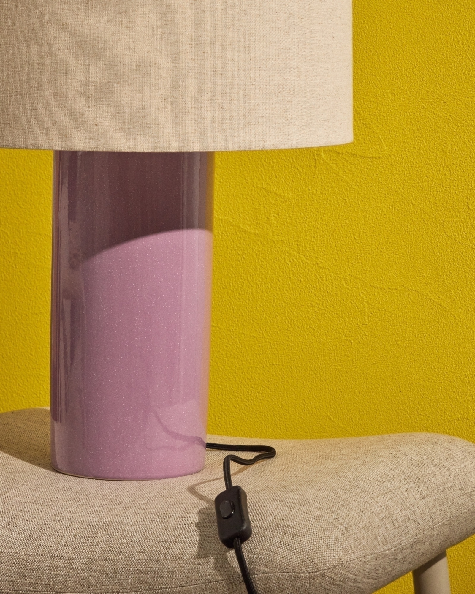 Керамическая настольная лампа Toneric с сиреневой отделкой и хлопковым абажуром La Forma (ex Julia Grup)