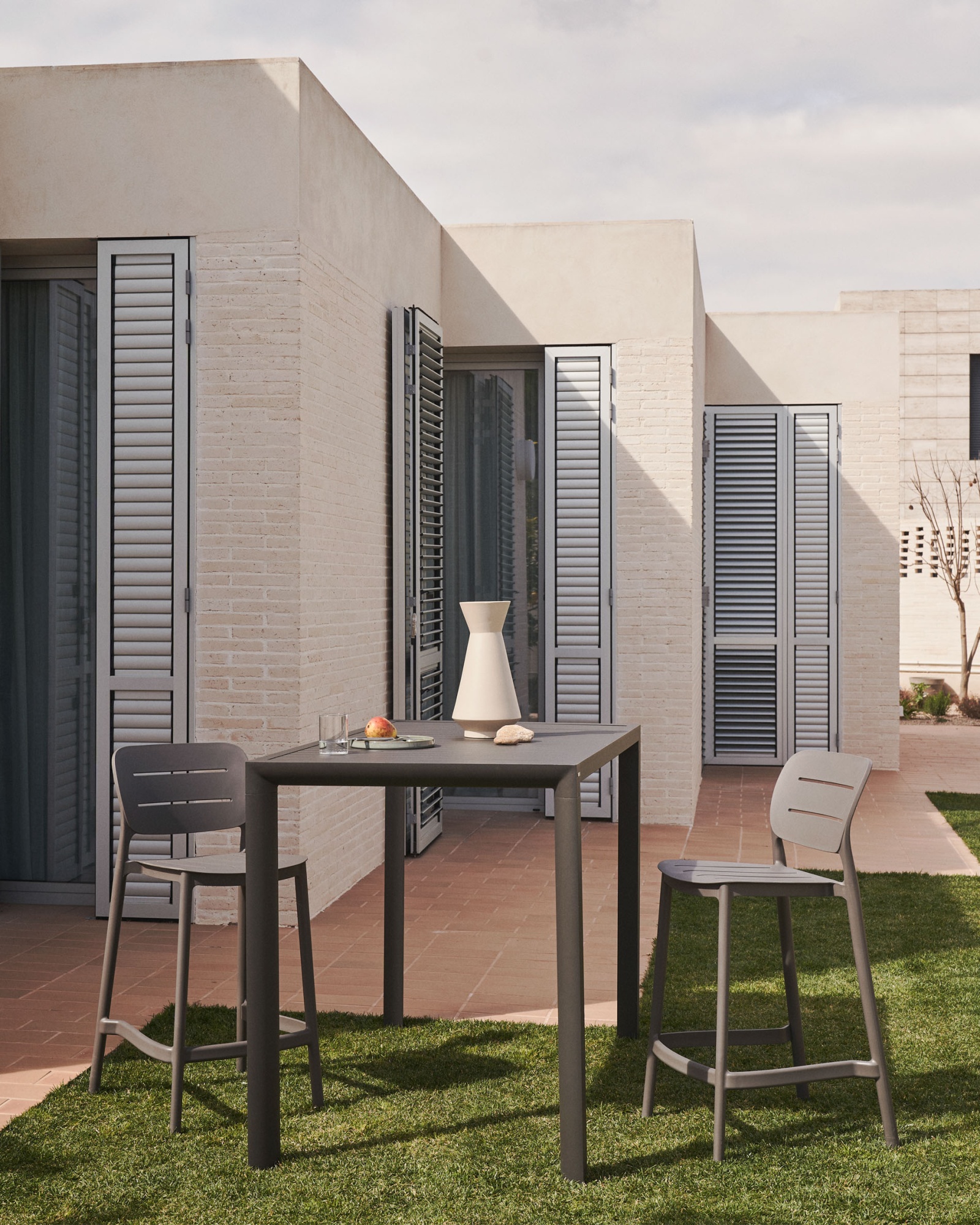 Уличный полубарный стул Morella из серого пластика 65 см La Forma (ex Julia Grup)