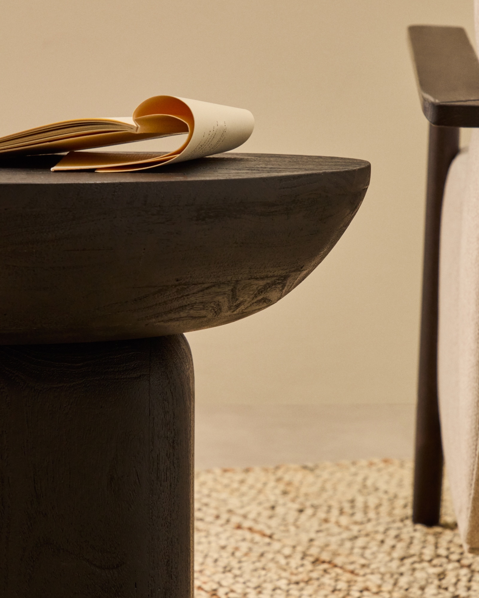 Ovak Приставной столик из акации с чёрной отделкой Ø50 см La Forma (ex Julia Grup)