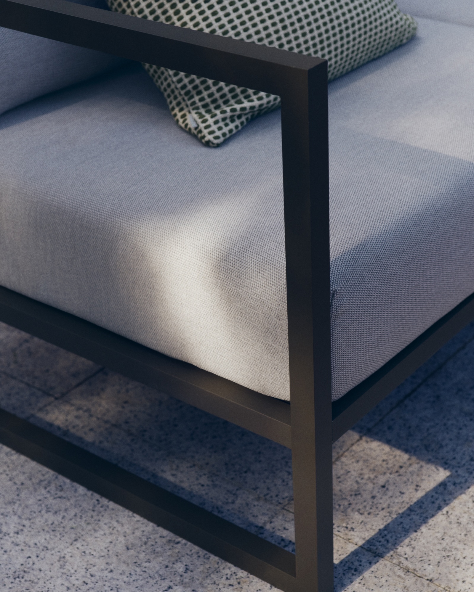 Comova Уличный 2-местный диван светло-серый с зеленым алюминиевым каркасом 150 см La Forma (ex Julia Grup)