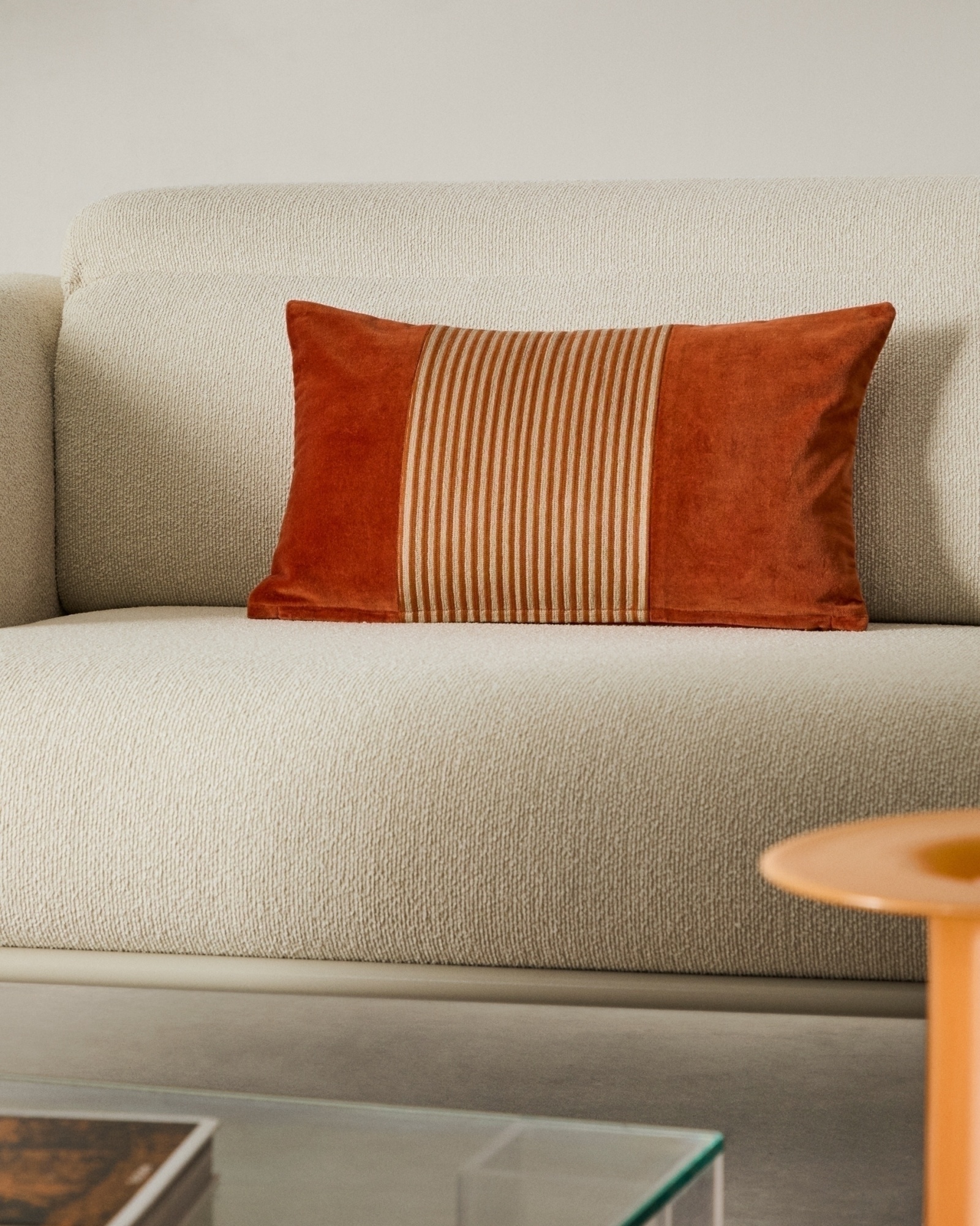 Samit Чехол на подушку из 100% хлопкового бархата с красными полосками 30 x 50 см La Forma (ex Julia Grup)