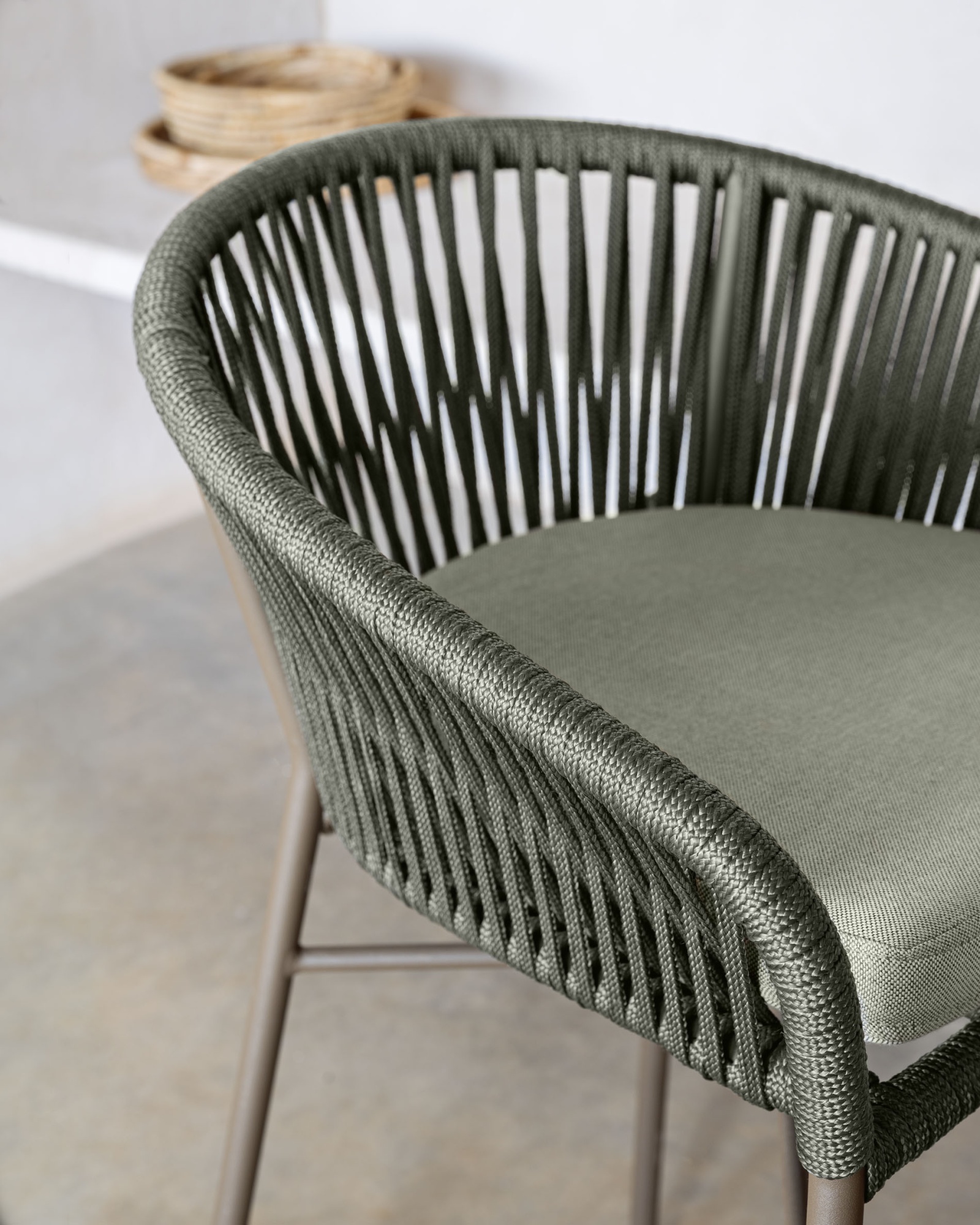 Стул полубарный Yanet из зеленой веревки, высота 65 см La Forma (ex Julia Grup)