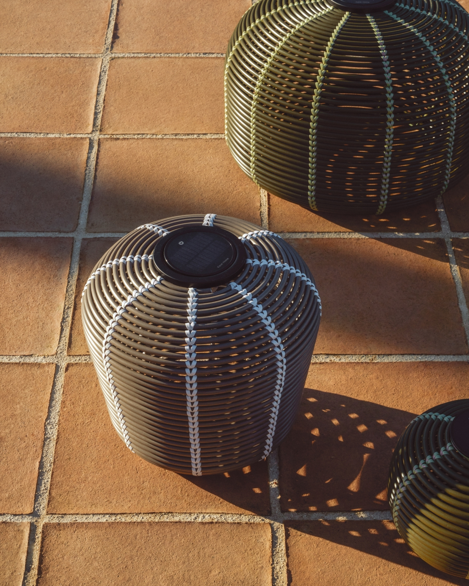 Уличный светильник Garoina солнечных батареях из искусственного ротанга цвета таупе, 35 см La Forma 482598