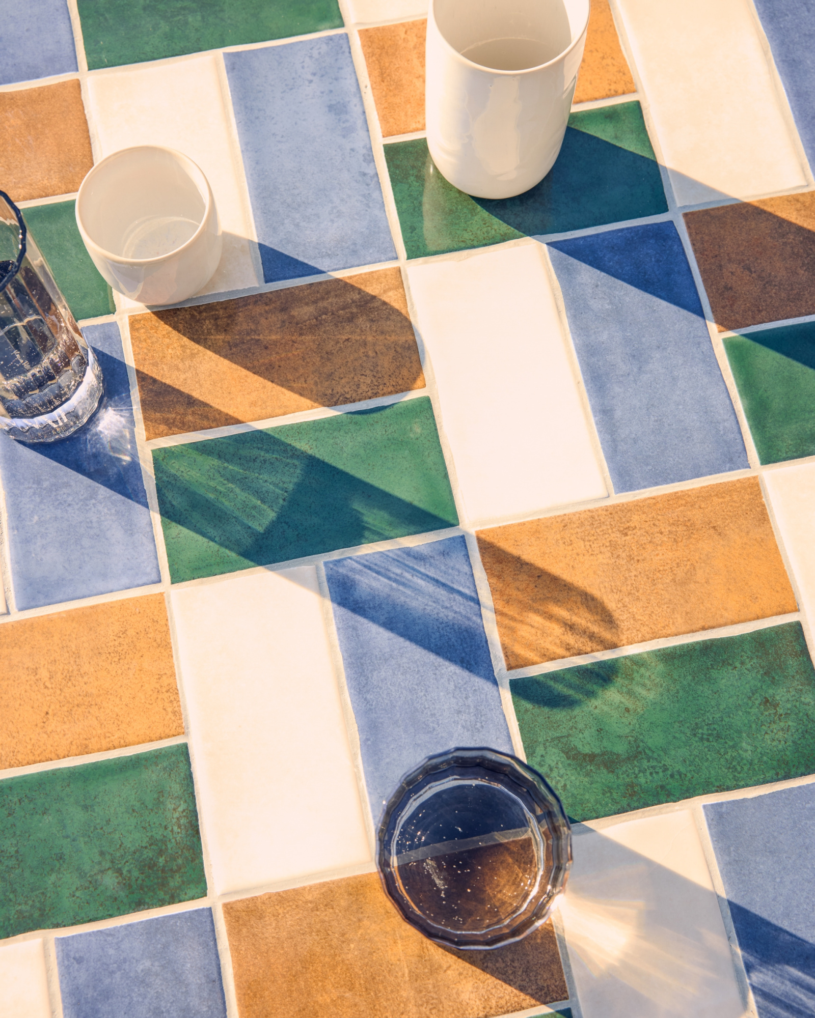 Уличный стол Tella из зеленой стали с разноцветной плиткой 90 см La Forma 482353