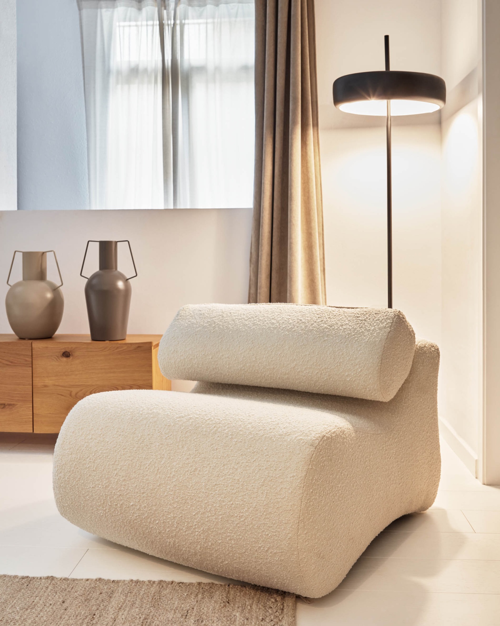 Кресло Club из белой ткани букле La Forma (ex Julia Grup) Кресло Club из белой ткани букле La Forma (ex Julia Grup)