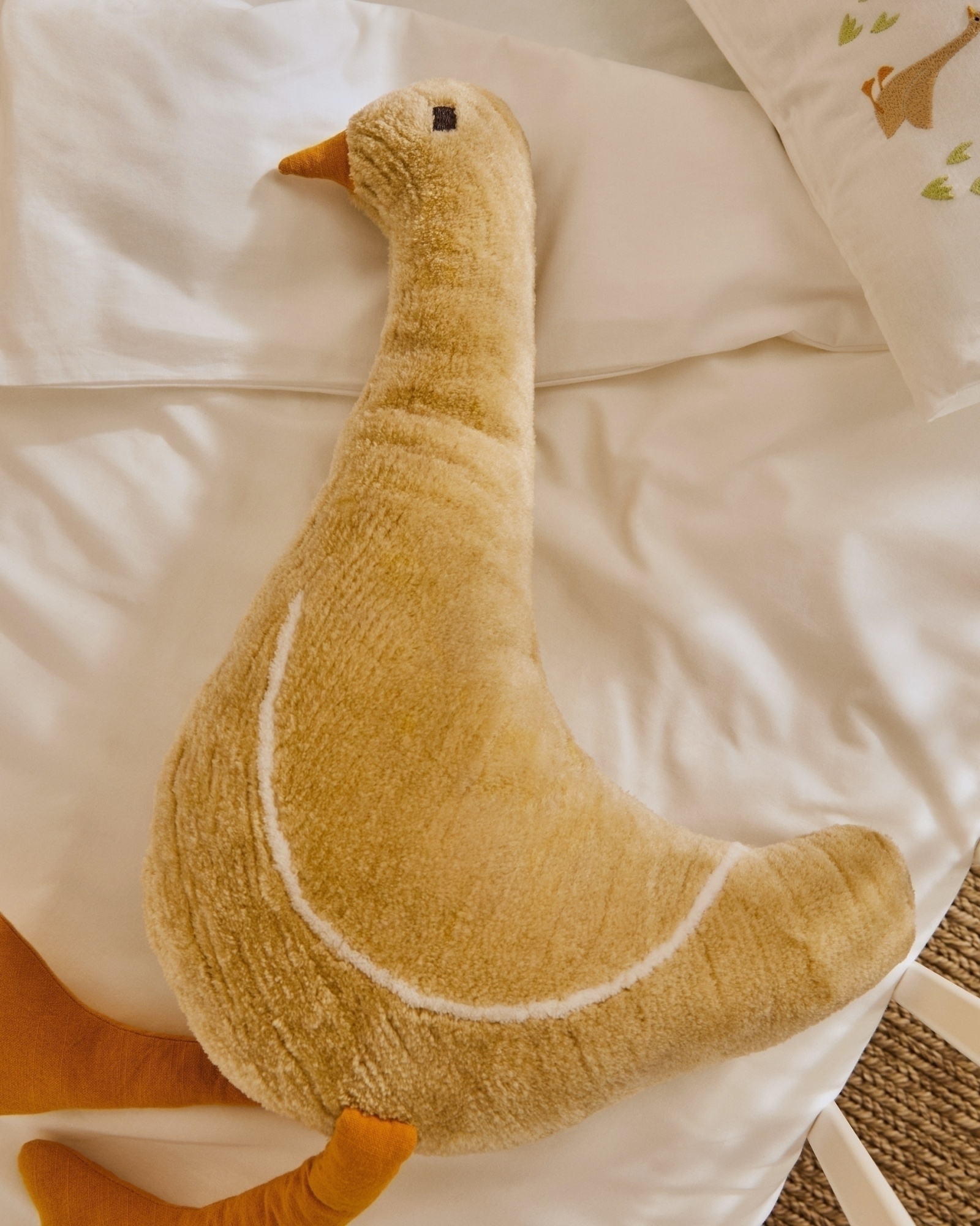 Подушка декоративная Milu бежевая в форме гуся хлопковая 50 см La Forma (ex Julia Grup)