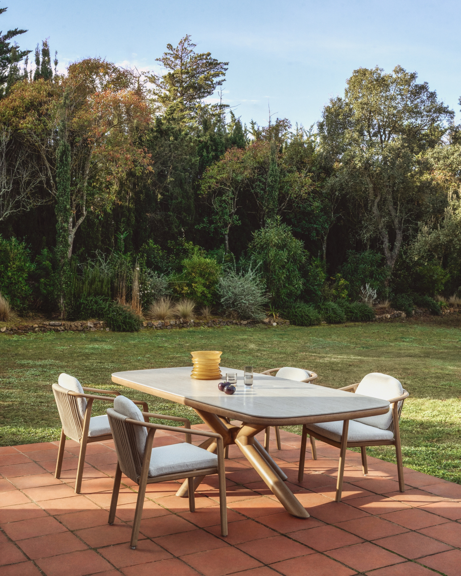 Уличный стул Sirte из алюминия с отделкой под дерево и веревкой цвета экрю La Forma 482345