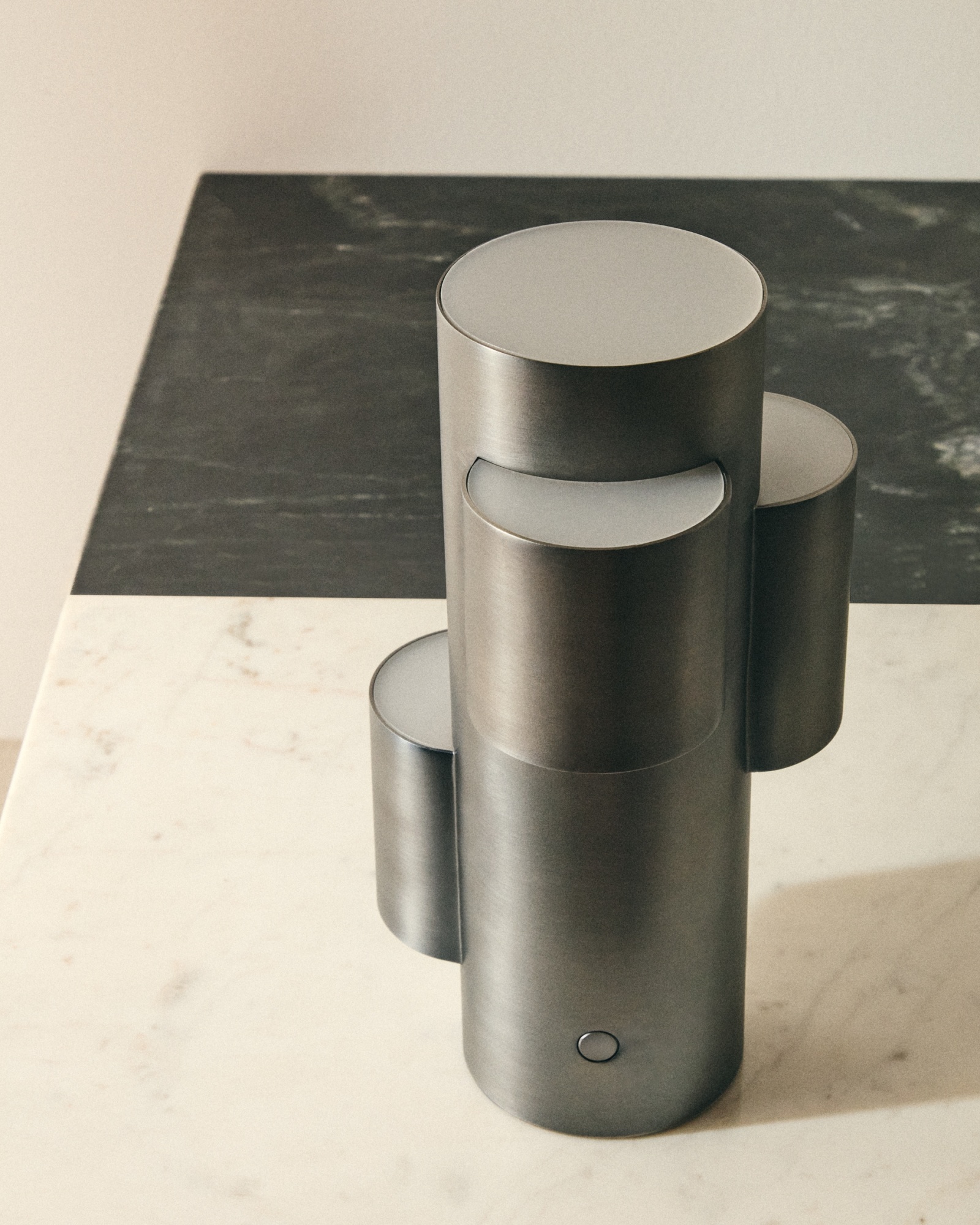 Переносная настольная лампа Adrina из темно-серого металла La Forma (ex Julia Grup)