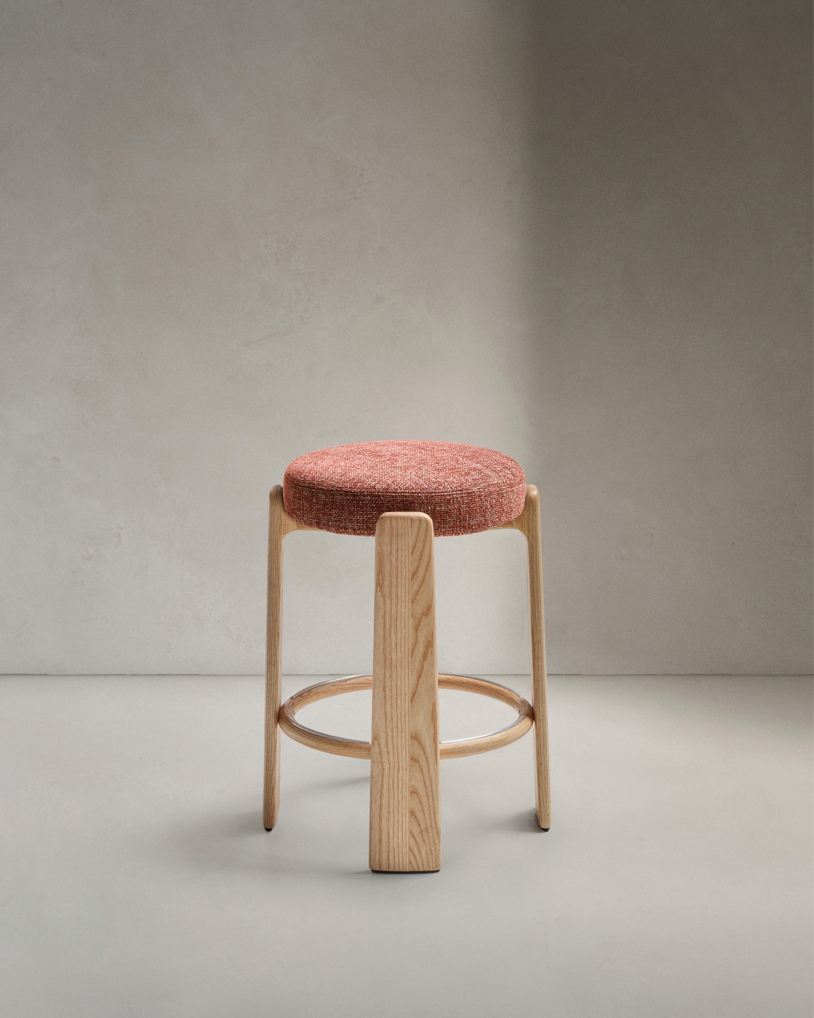 Granite Полубарный табурет из терракотового шенилла и массива ясеня в отделке орех 65 см La Forma (ex Julia Grup)