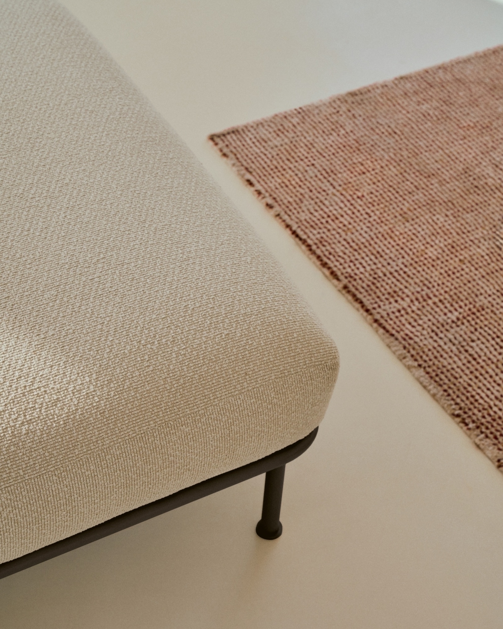 Пуф для ног Aurum цвета экрю 85 x 85 см La Forma (ex Julia Grup)