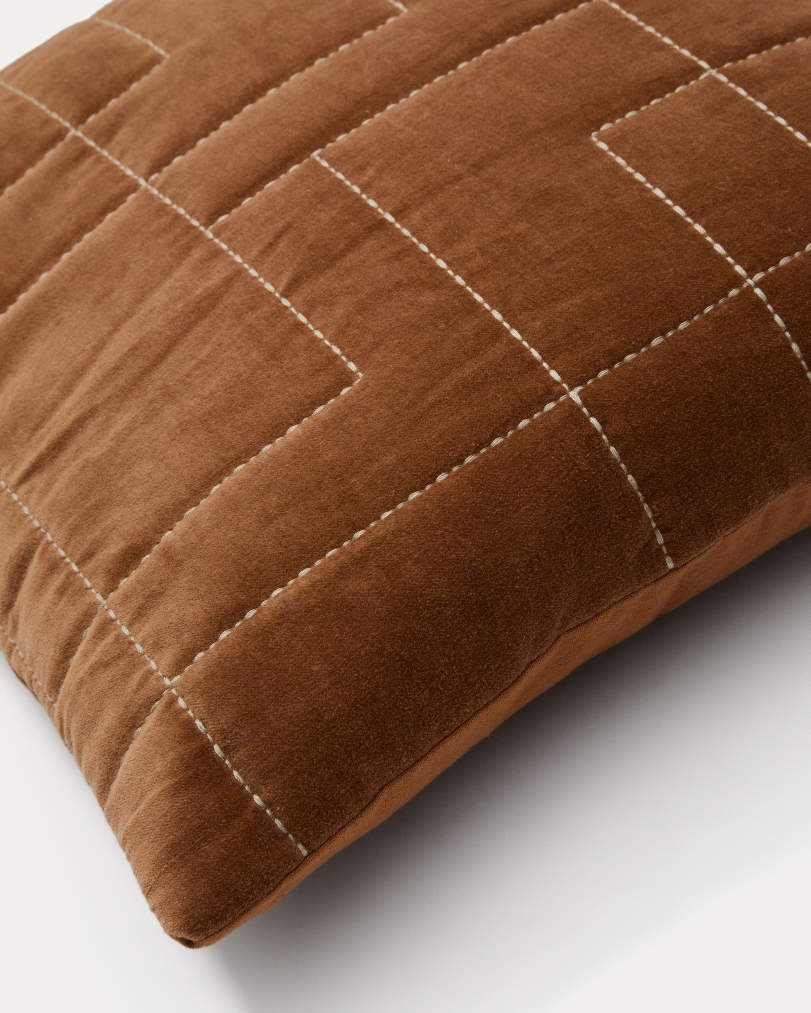 Чехол для подушки Prila из бархатного хлопка терракотового цвета с вышивкой 45 x 45 см La Forma (ex Julia Grup)