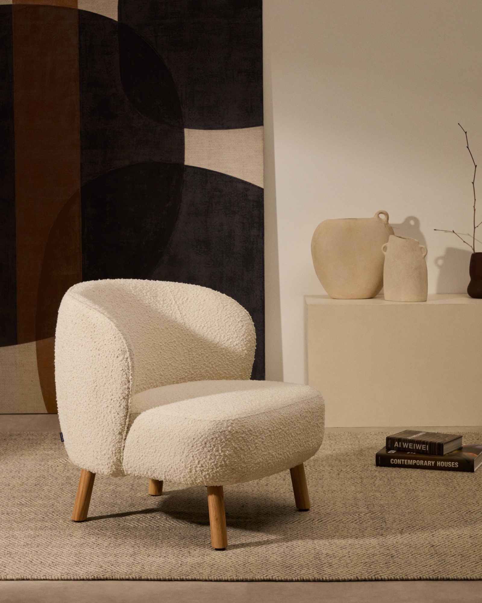 Кресло Ulit из белого букле с ножками из бука в натуральной отделке La Forma (ex Julia Grup)