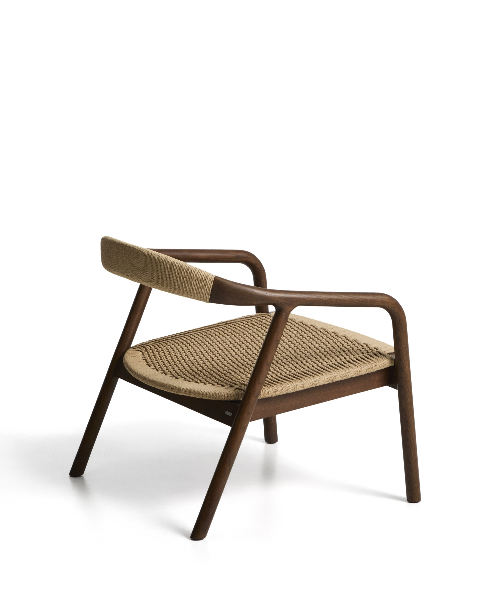 Кресло уличное Derile из дуба с отделкой орех и бежевой веревки La Forma 481827