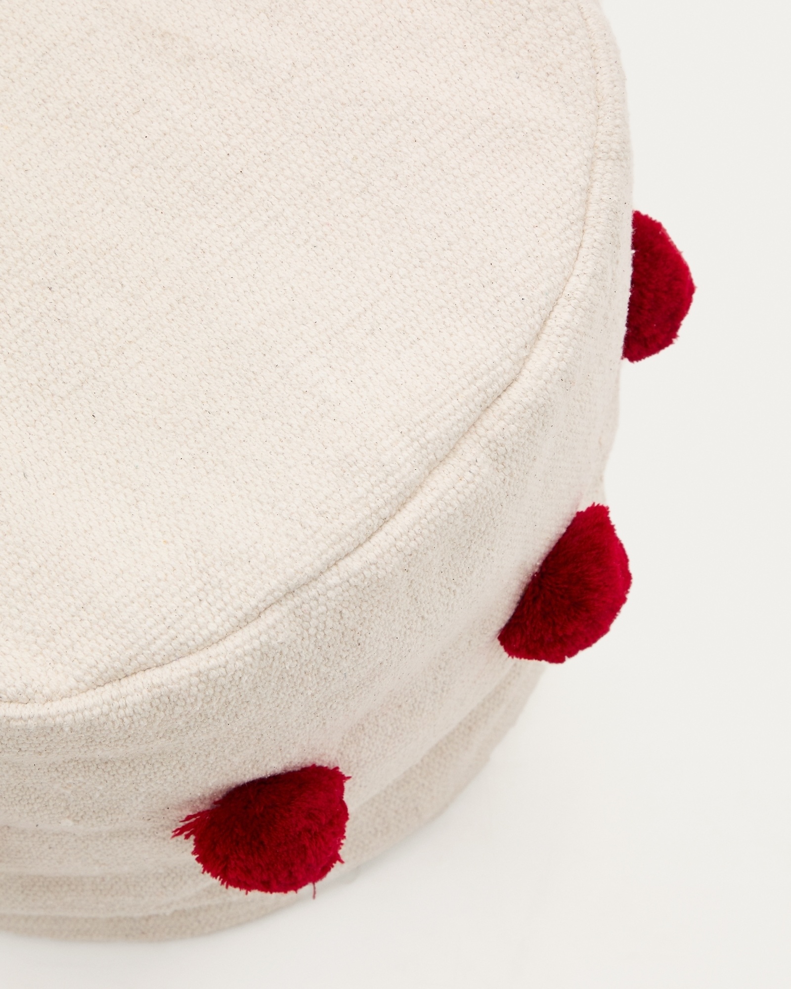 Пуф Manua бежевый хлопковый с красными кисточками, Ø 40 см La Forma (ex Julia Grup)