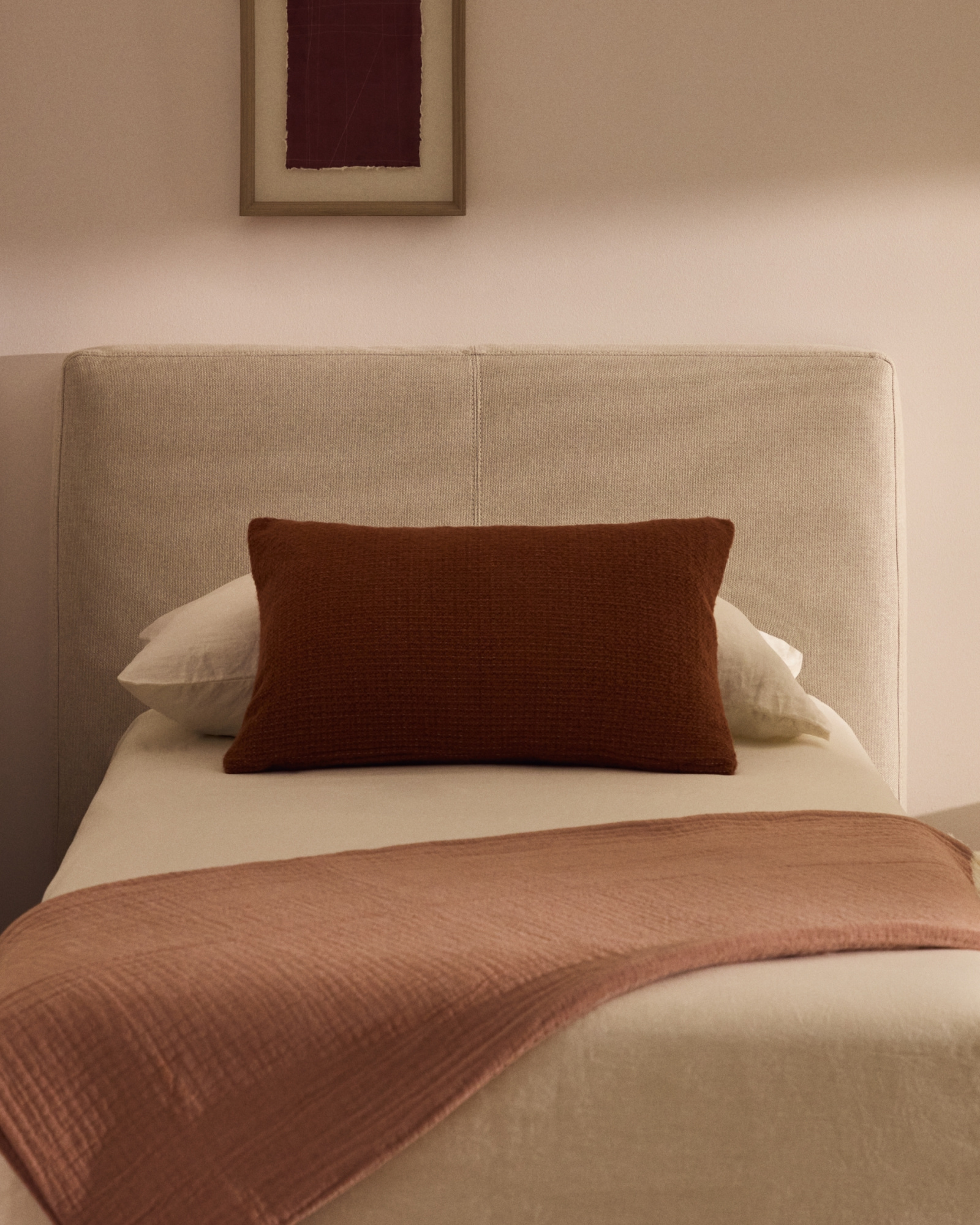 Изголовье Blok цвета экрю со съемным чехлом для кровати шириной до 90 см La Forma 469899