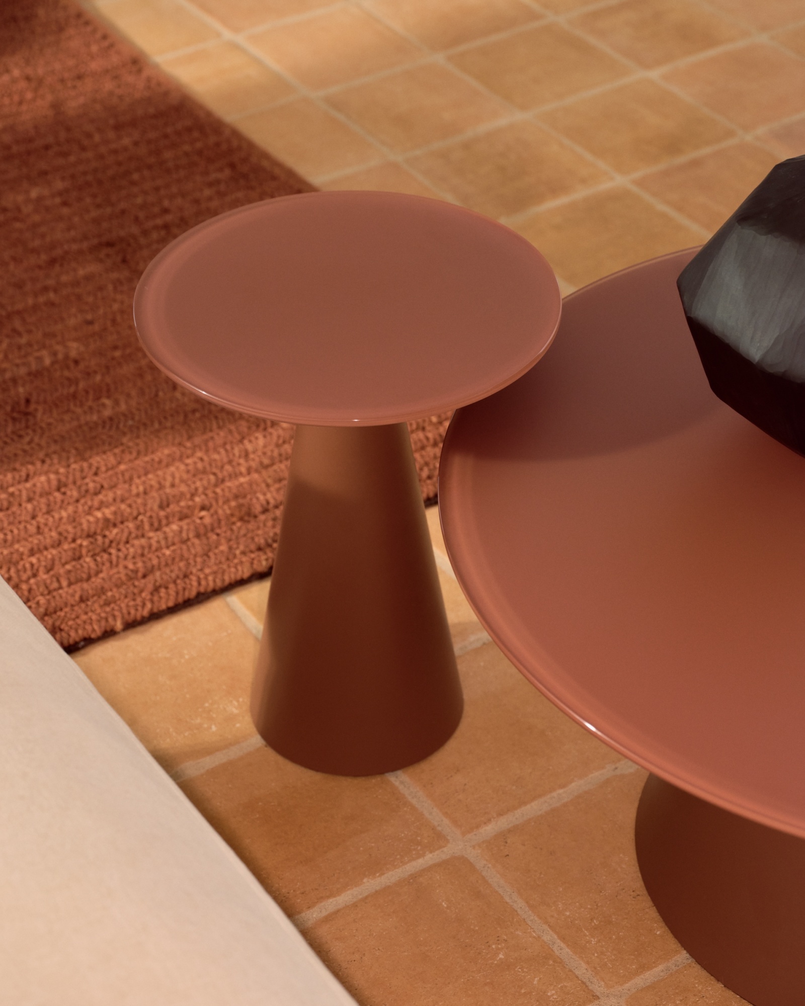 Журнальный столик Wilshire из стекла и стали терракотовый Ø30cm La Forma (ex Julia Grup)