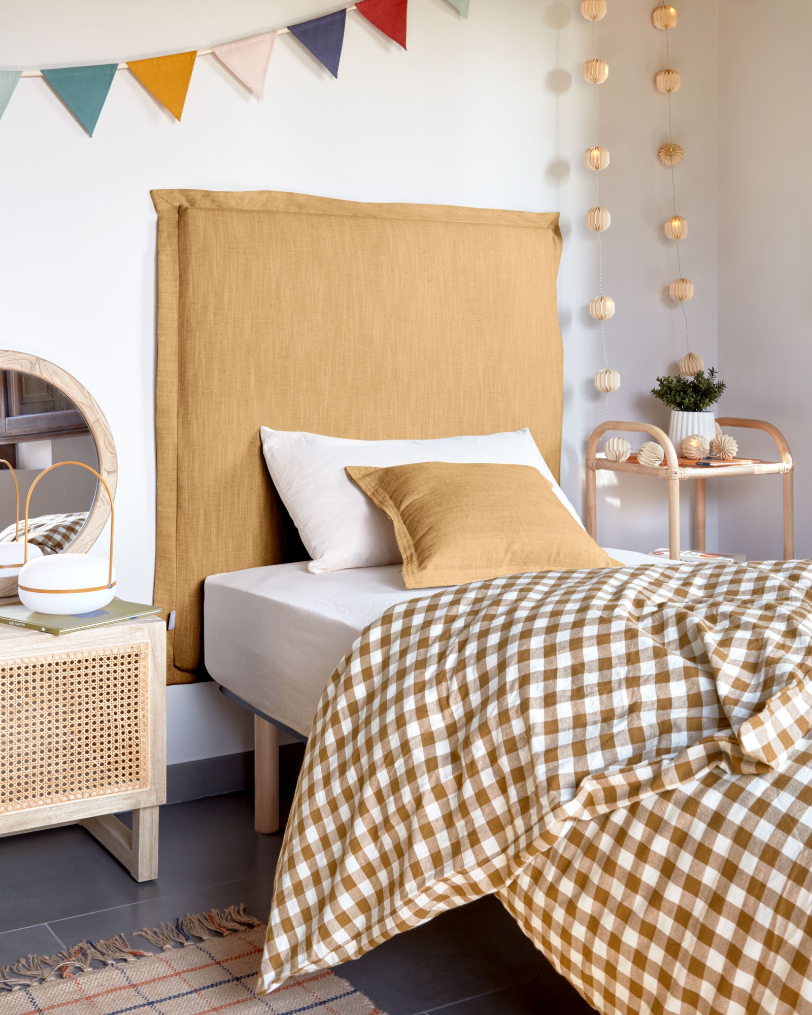 Изголовье из льняной ткани горчичного цвета Tanit со съемным чехлом 106 x 106 см La Forma (ex Julia Grup)