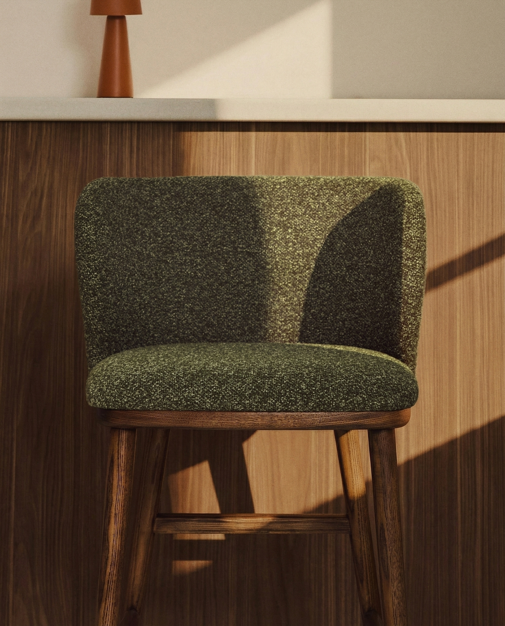 Барный стул Ciselia из темно-зеленого шенилла с ножками из ясеня в отделке орех La Forma 463523