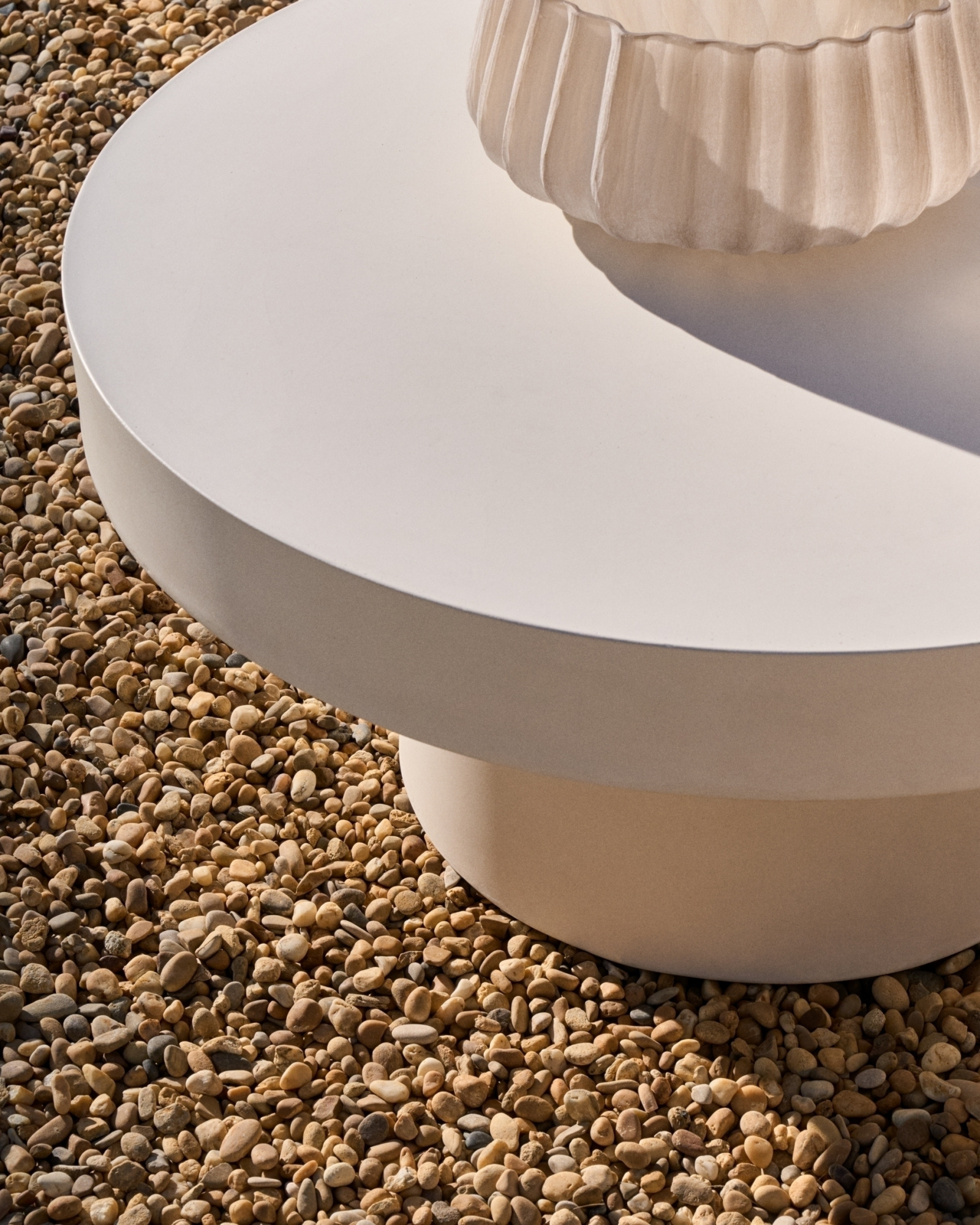 Aiguablava Круглый журнальный столик из белого цемента Ø 90 см La Forma 156813